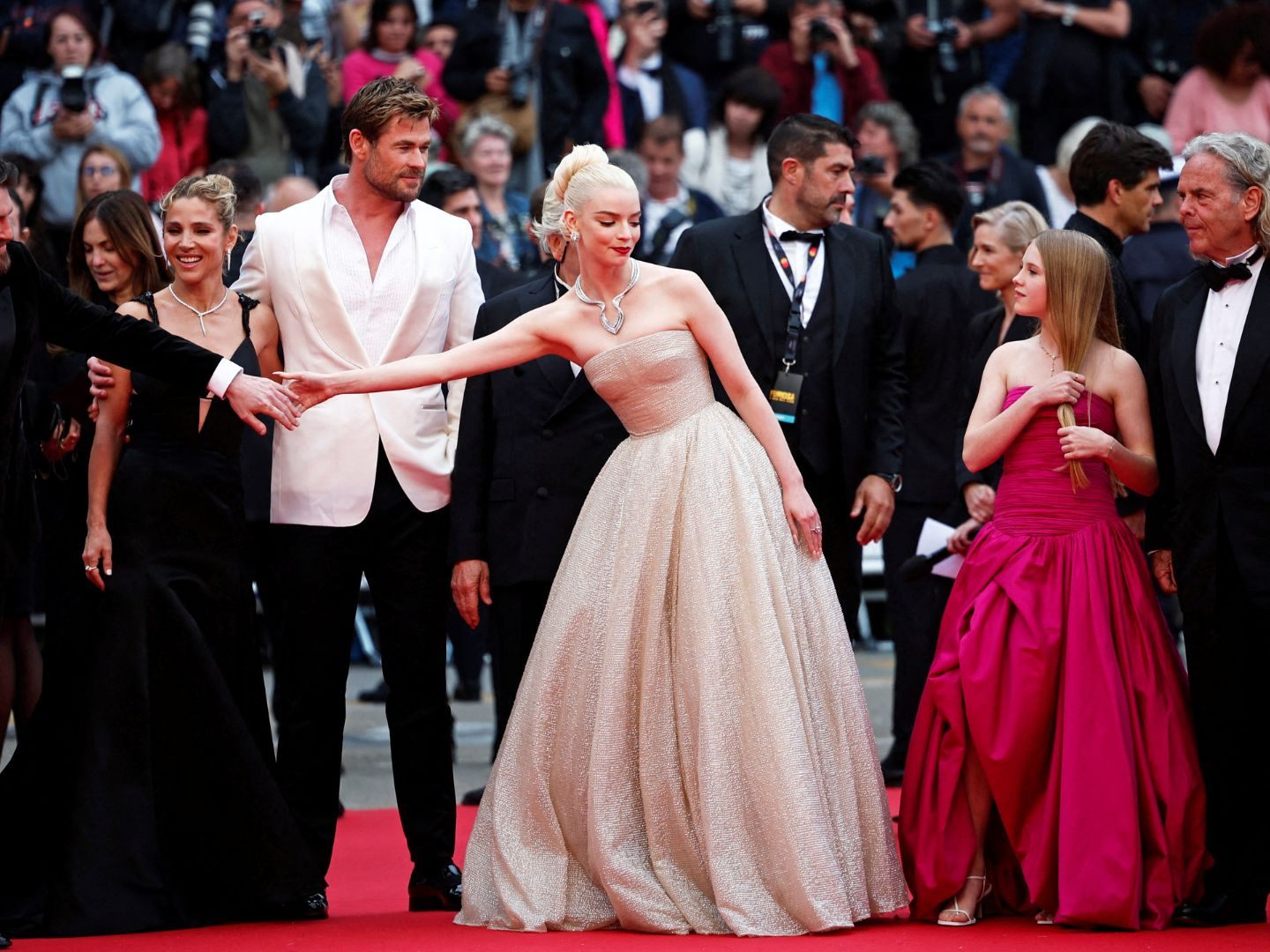 Die Premiere von „Furiosa: A Mad Max Saga“ in Cannes vereinte Hollywood-Glanz mit unerwarteten Modepannen.