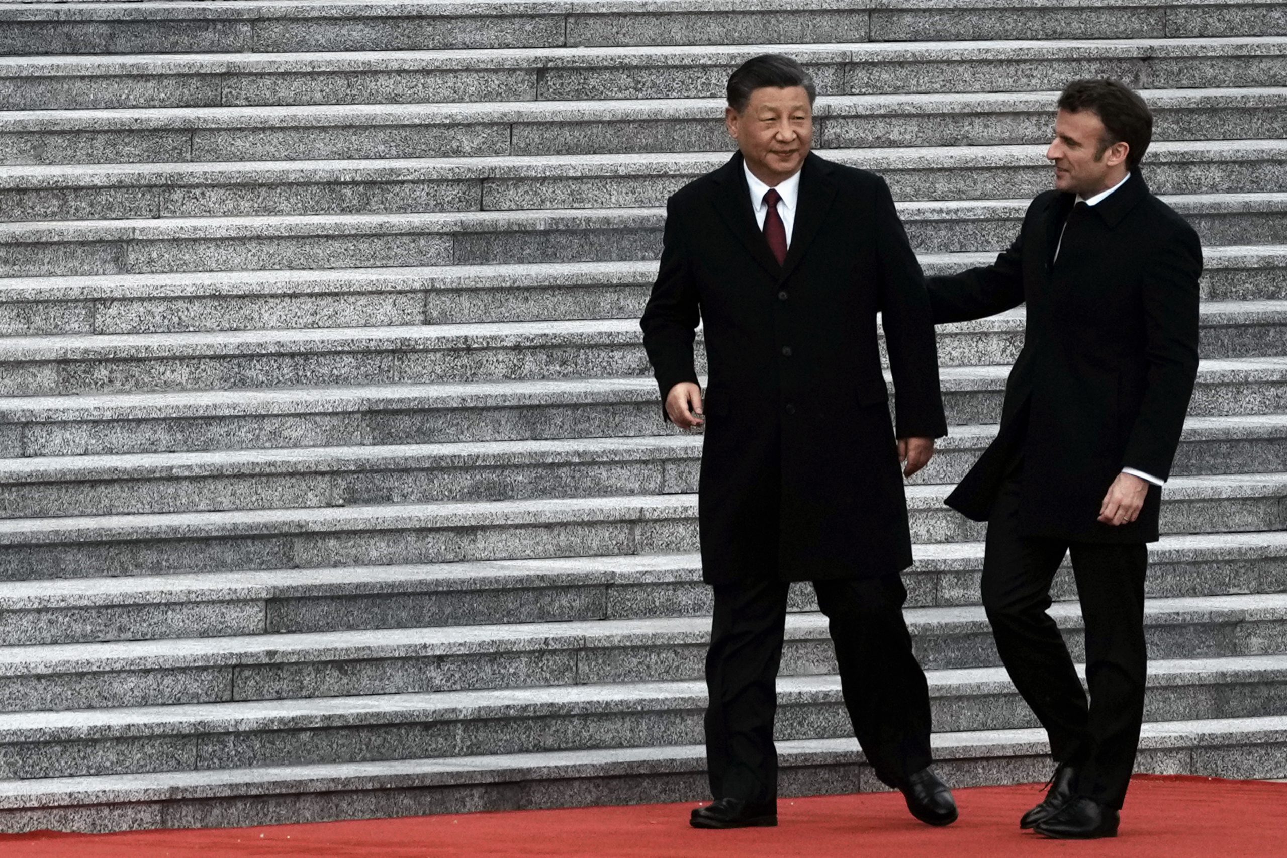 Der chinesische Präsident Xi Jinping, links, und der französische Präsident Emmanuel Macron bei einer Begrüßungszeremonie in der Großen Halle des Volkes in Peking, China, am 6. April 2023. 