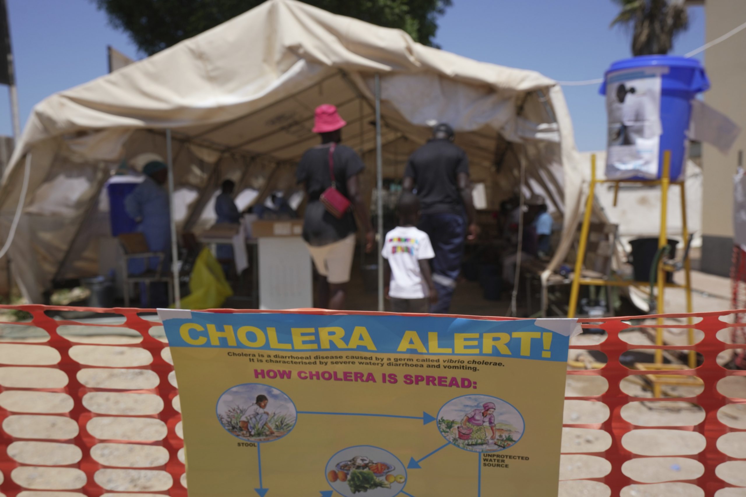Eine Familie betritt ein für Cholera-Patienten vorgesehenes Zelt in einer Klinik in Harare, Simbabwe, am 18. November 2023. Eine Familie betritt ein für Cholera-Patienten vorgesehenes Zelt in einer Klinik in Harare, Simbabwe, am 18. November 2023.