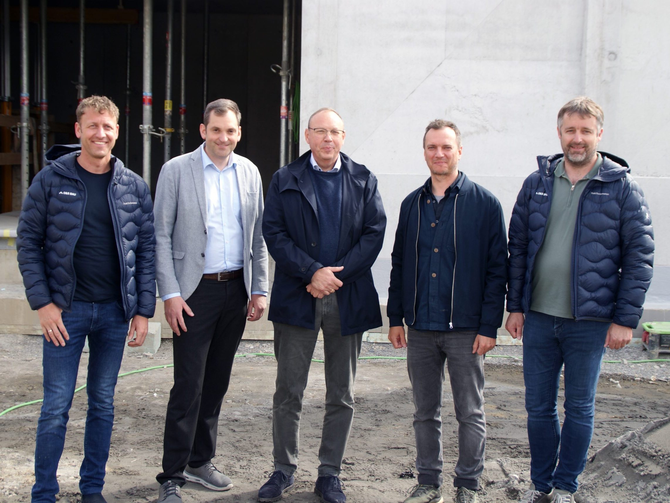 Freude über Baufortschritt: GF. Michael Pircher, Bgm. Andreas Kresser, Michael Gasser (Ziviltechniker), Albert Moosbrugger (Architekt) und GF. Marc Hagspiel (v.l.n.r.)