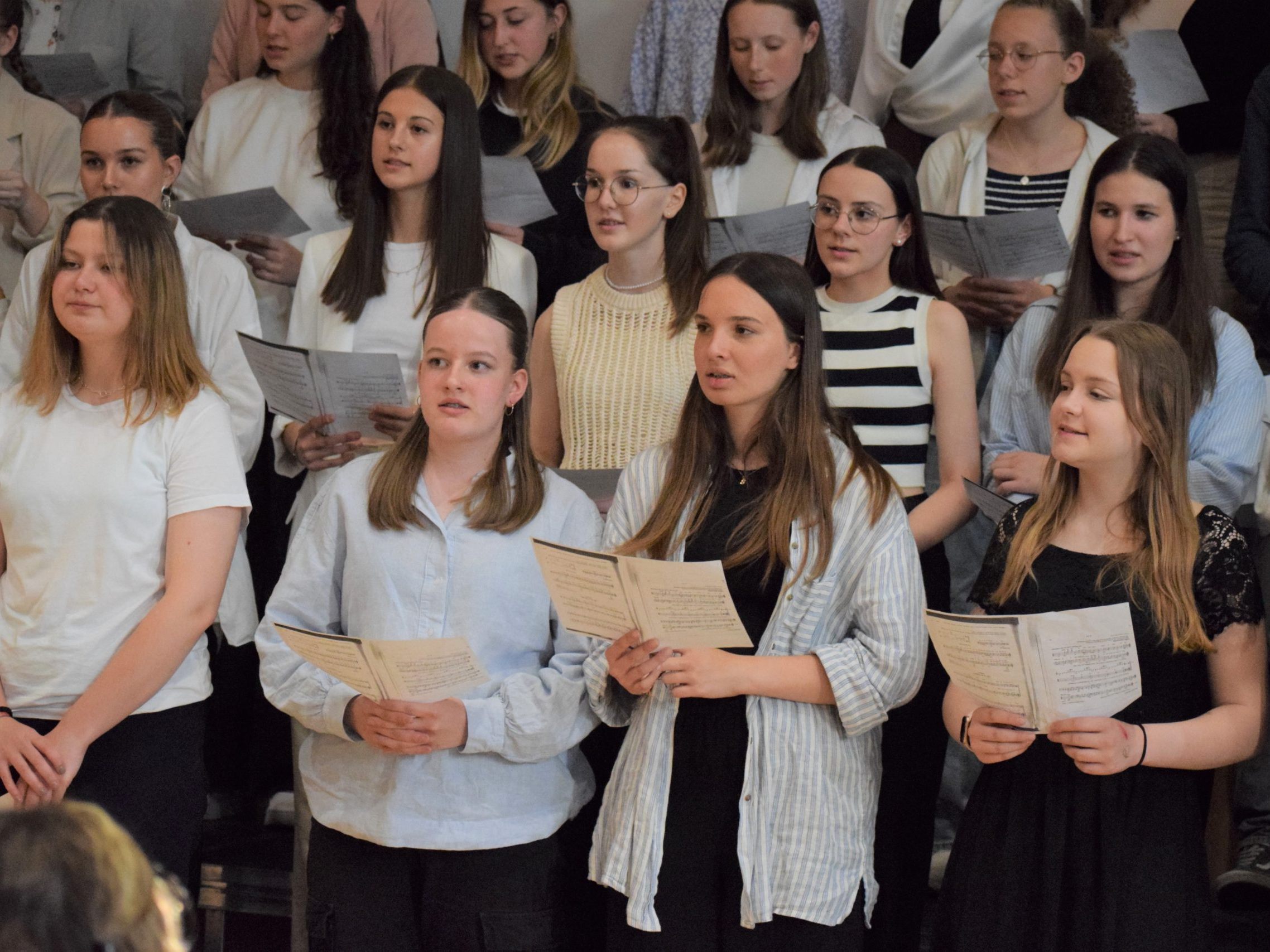 Schülerinnen und Schüler des musischen Zweigs zeigen ihr Können.