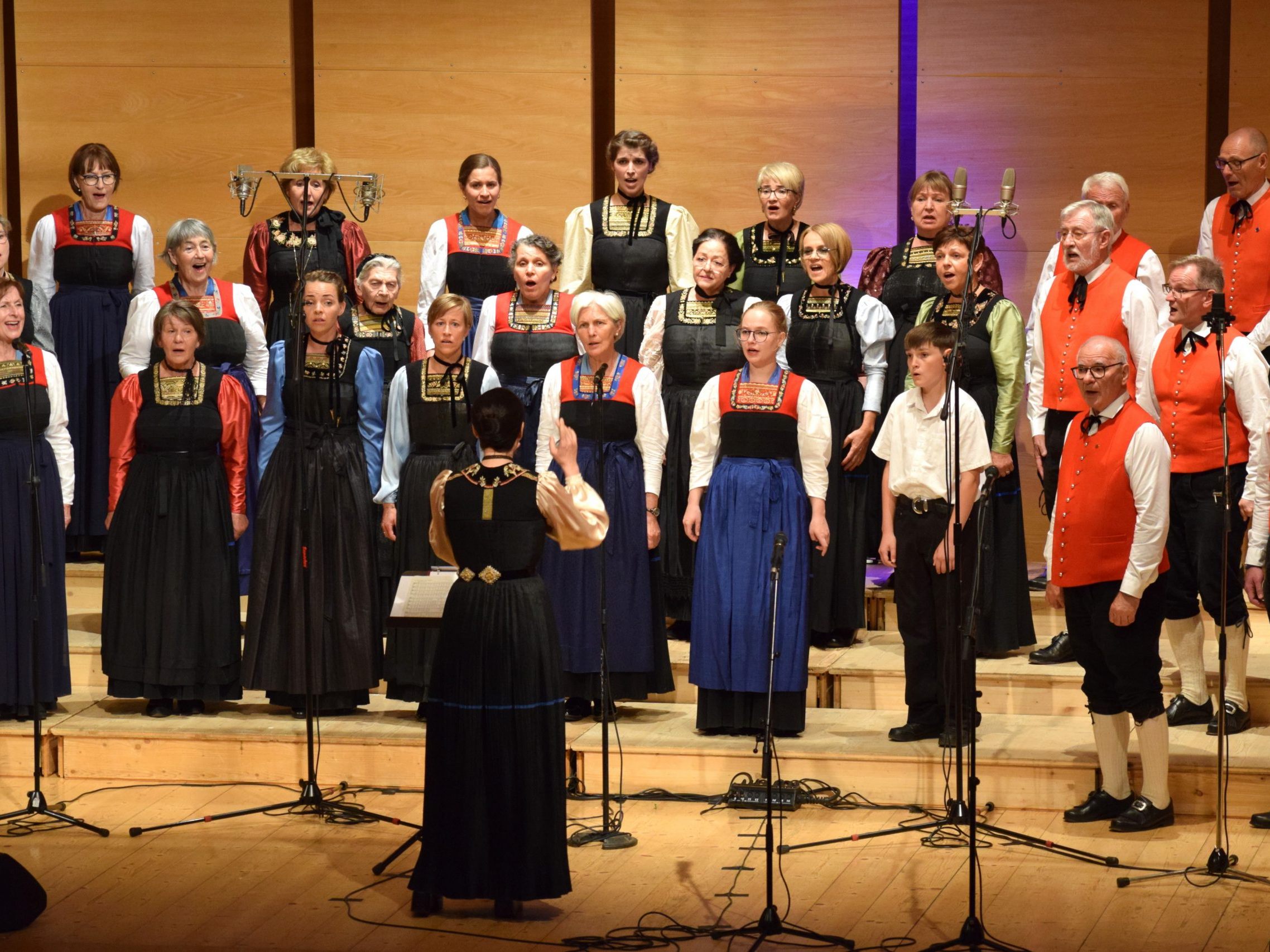 Die 40 Sängerinnen und Sänger der Wälder Chorgemeinschaft brillierten bei ihren beiden Konzerten. Die 40 Sängerinnen und Sänger der Wälder Chorgemeinschaft brillierten bei ihren beiden Konzerten.