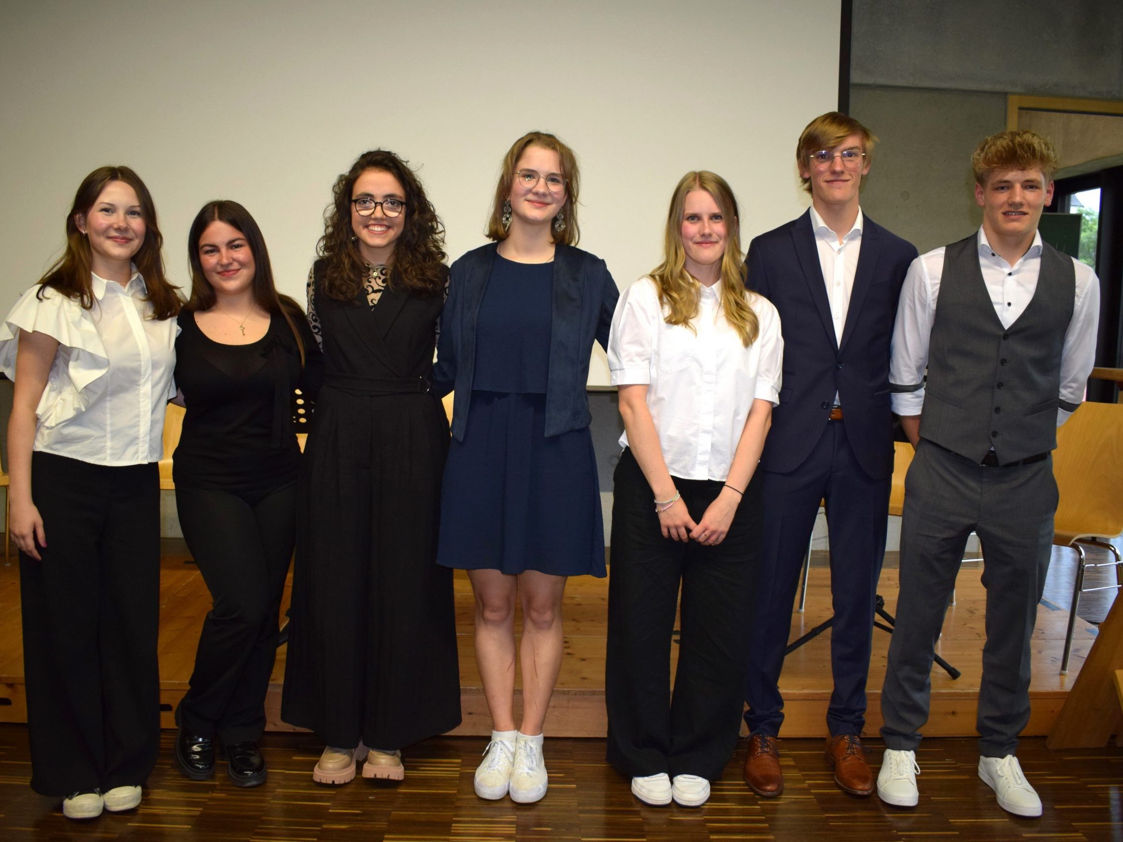 Emma Waldner, Flora Bohle, Viktoria Baumann, Marika Bals, Klara Franz, Jonas Dehn und Hannes Hammerer präsentierten ihre Vorwissenschaftlichen Arbeiten.