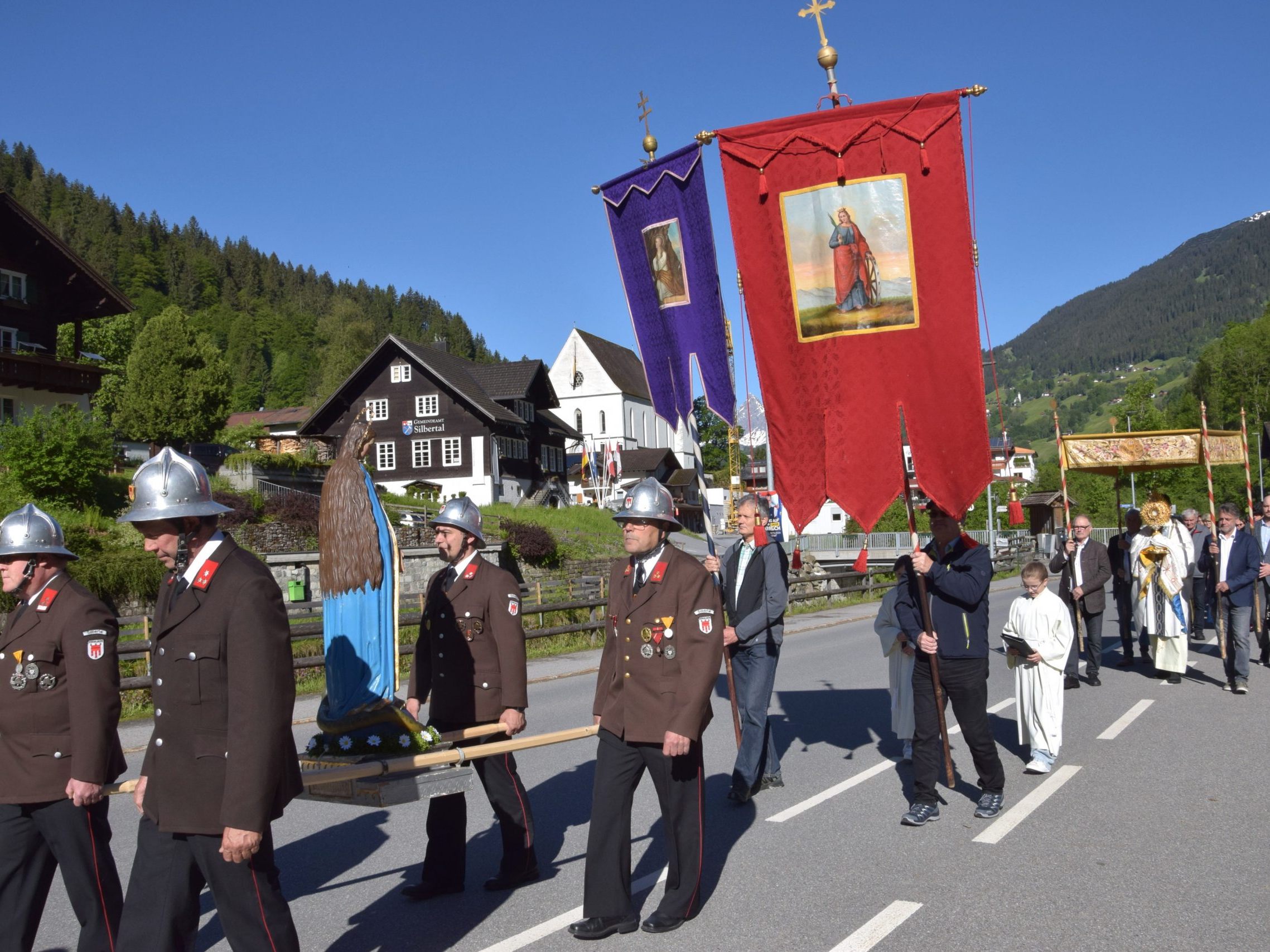 Zahlreiche Gläubige nahmen sich am Dreifaltigkeitssonntag Zeit, um an der Fronleichnamsprozession mit Beginn bei der Pfarrkirche und der anschließenden Messfeier beim Feuerwehrhaus teilzunehmen. Zahlreiche Gläubige nahmen sich am Dreifaltigkeitssonntag Zeit, um an der Fronleichnamsprozession mit Beginn bei der Pfarrkirche und der anschließenden Messfeier beim Feuerwehrhaus teilzunehmen.
