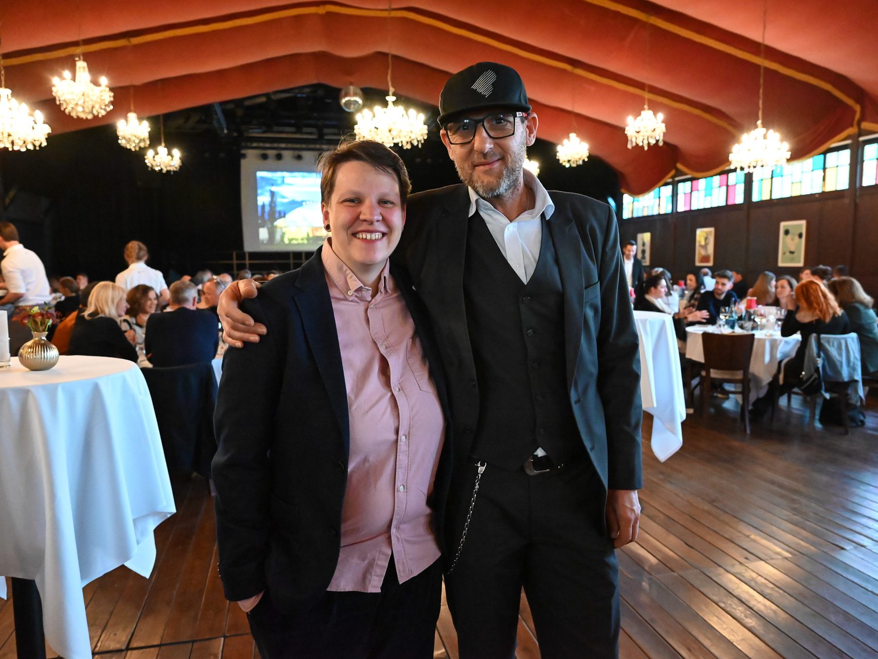 Lisa-Marie Berkmann und Roman Zöhrer vom Freudenhaus feierten mit ihren Gästen am Mittwochabend ein Doppeljubiläum. Lisa-Marie Berkmann und Roman Zöhrer vom Freudenhaus feierten mit ihren Gästen am Mittwochabend ein Doppeljubiläum.
