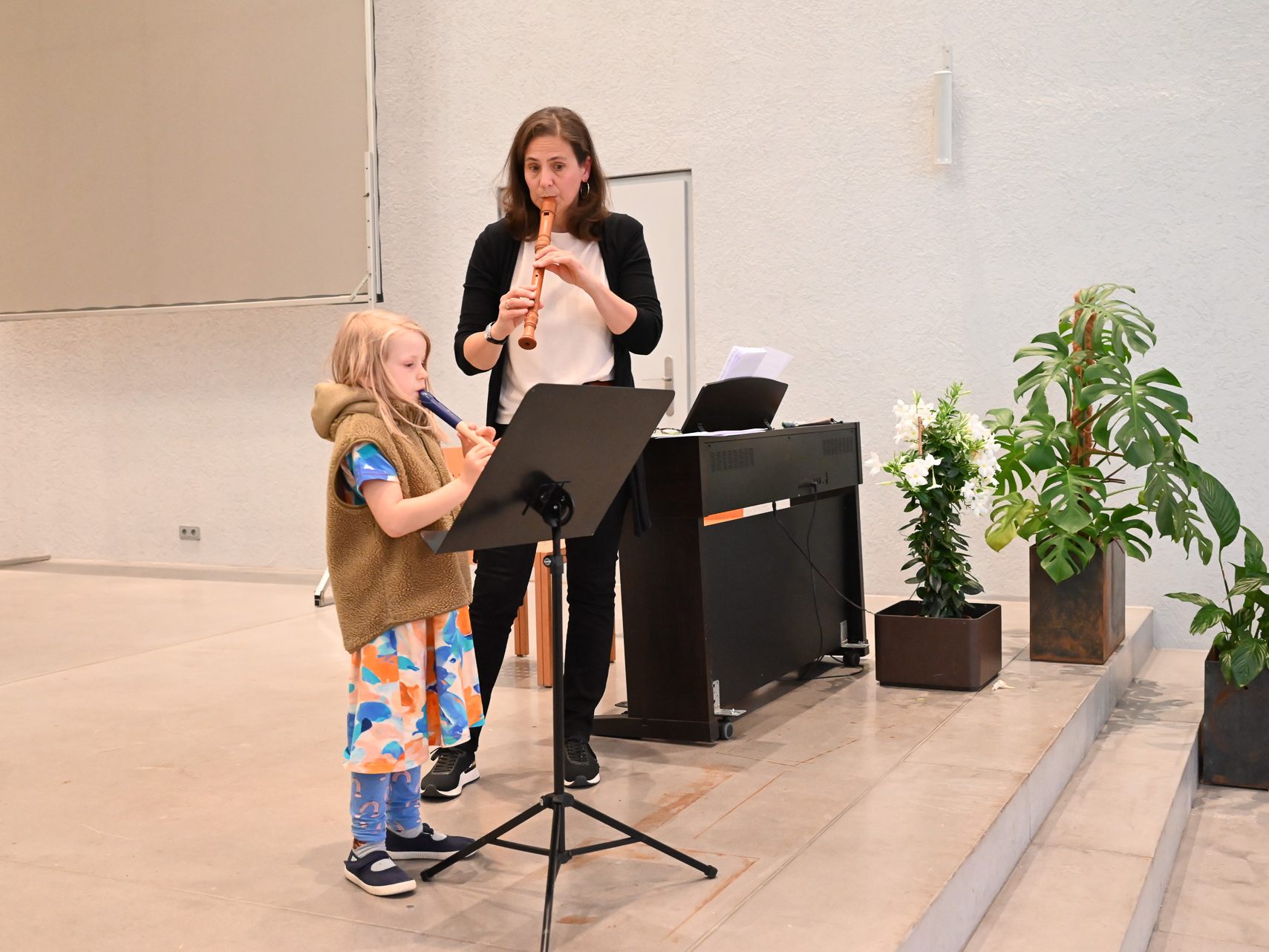 Emilia (rechts) durfte auf der großen Orgel in St. Peter und Paul vorspielen.