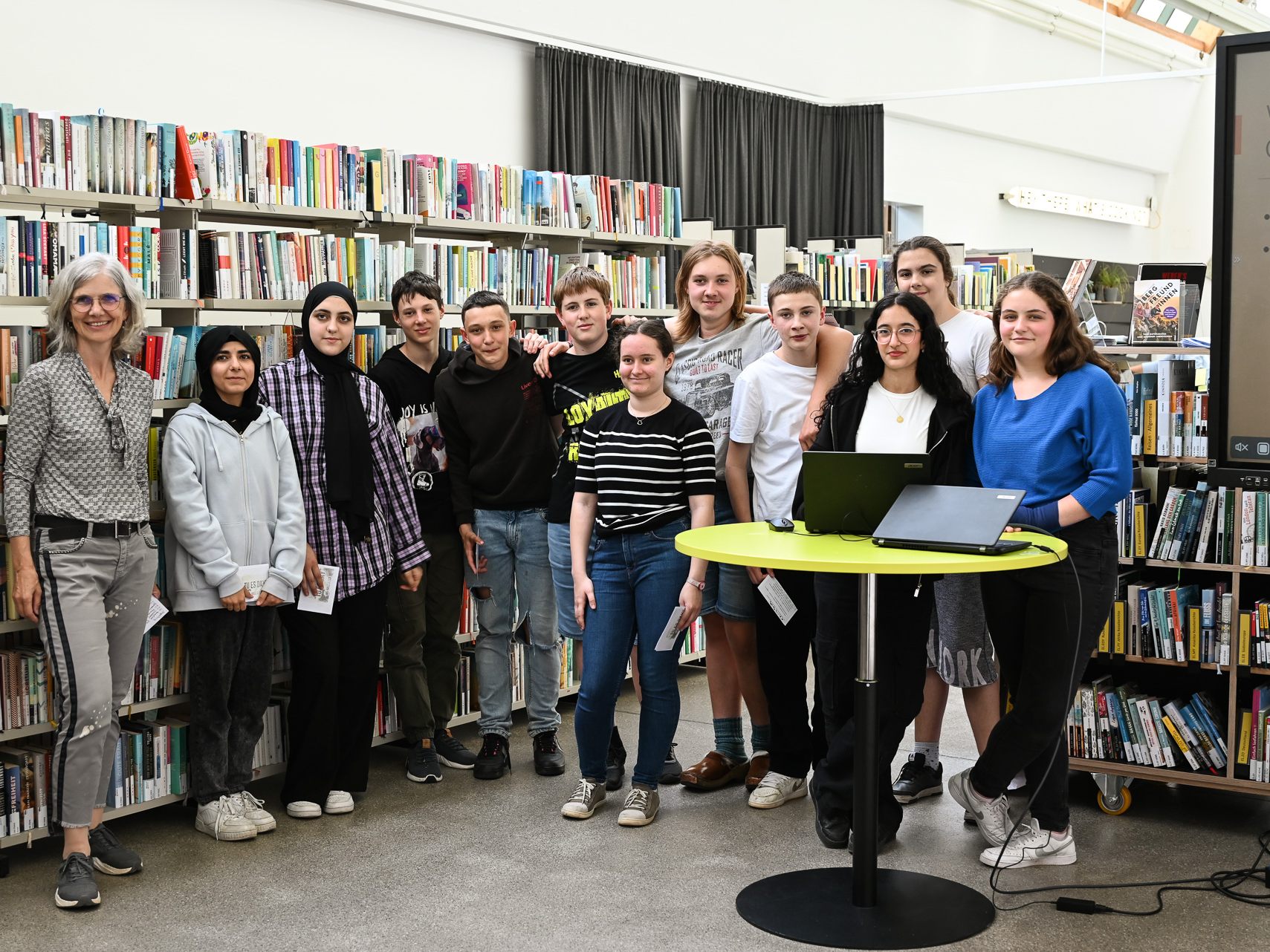 Eine Gruppe Viertklässler der Mittelschule Hasenfeld präsentierten ihre Umfrage zu den Bedürfnissen der Jugendlichen im dô. Eine Gruppe Viertklässler der Mittelschule Hasenfeld präsentierten ihre Umfrage zu den Bedürfnissen der Jugendlichen im dô.