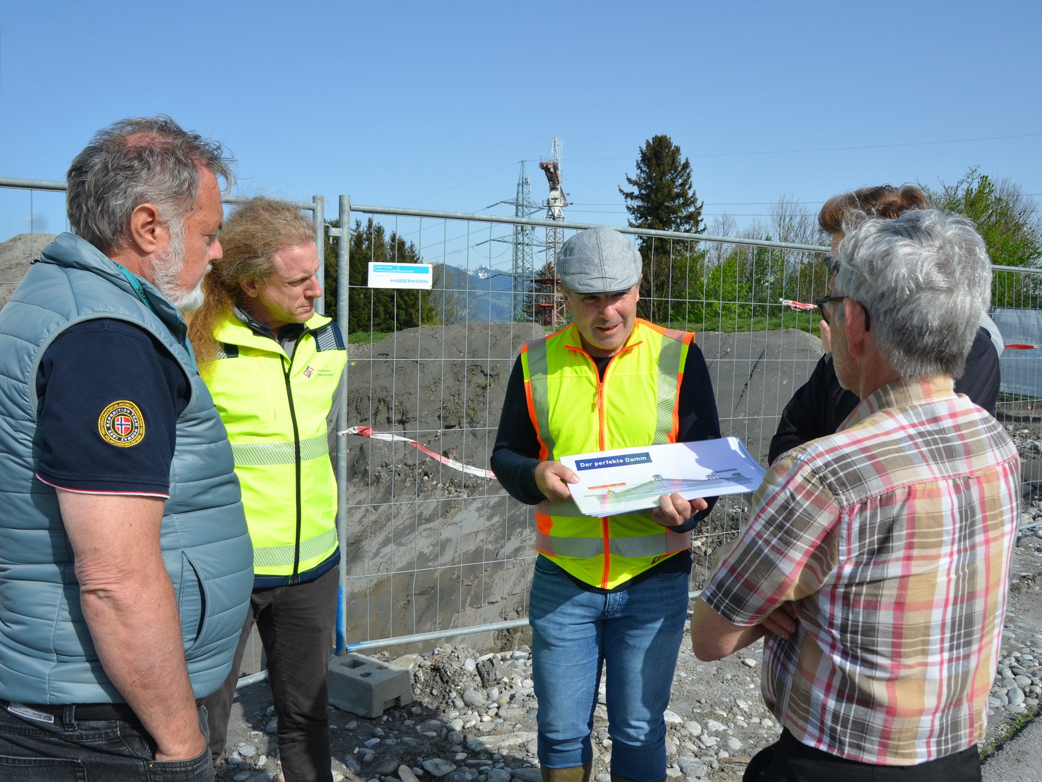 Bernhard Valenti, Projektingenieur und Clemens Krösbacher von 3P Geo-Technik (gelbe Westen) erklären das Projekt. Bernhard Valenti, Projektingenieur und Clemens Krösbacher von 3P Geo-Technik (gelbe Westen) erklären das Projekt.