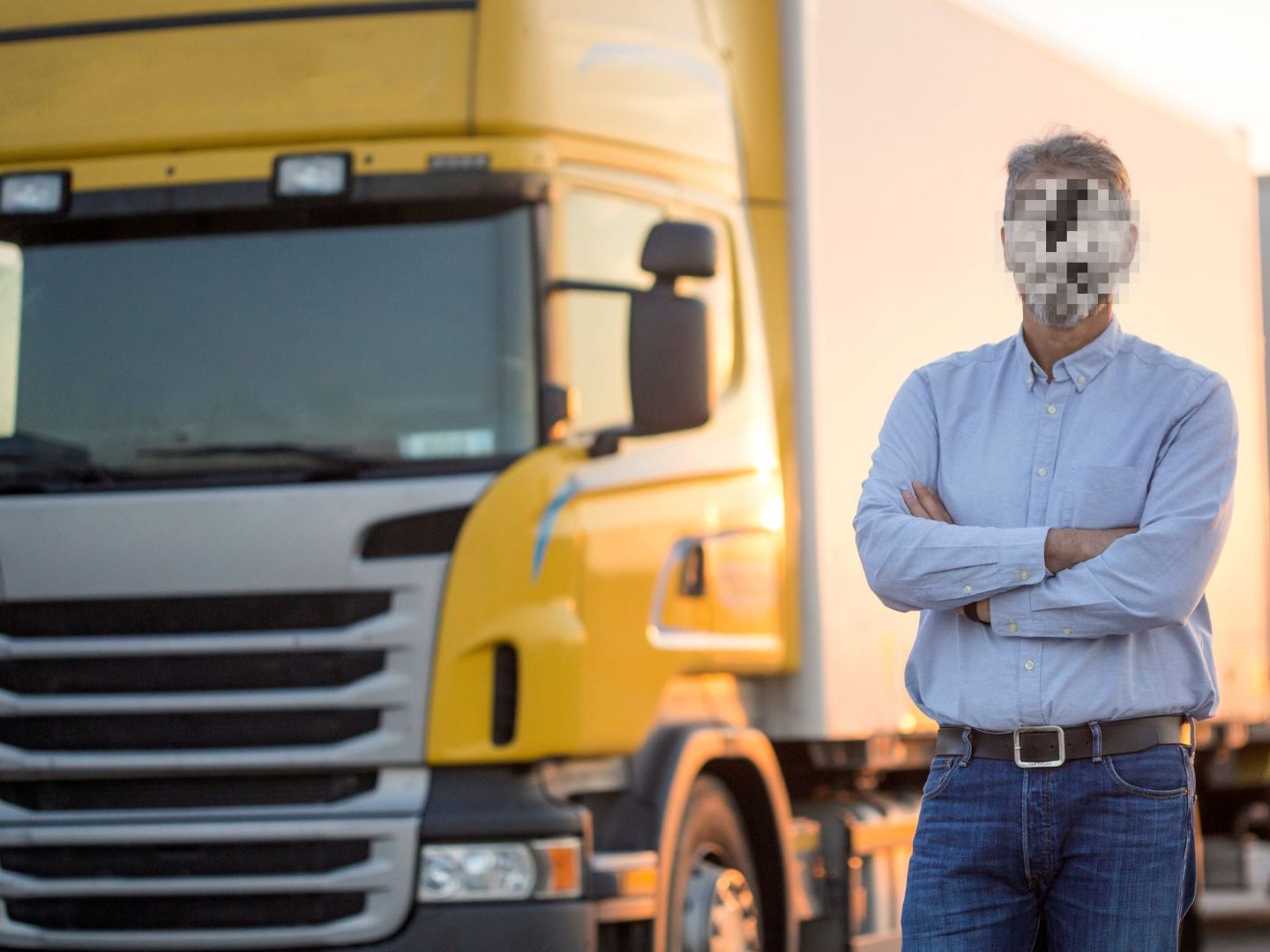 Unachtsamer LKW-Fahrer fährt auf Fahrzeugkolonne auf und verletzt zwei Personen Unachtsamer LKW-Fahrer fährt auf Fahrzeugkolonne auf und verletzt zwei Personen