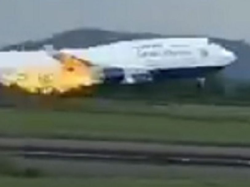 Weiterer Vorfall mit Boeing 747. Triebwerk steht beim Abflug in Flammen