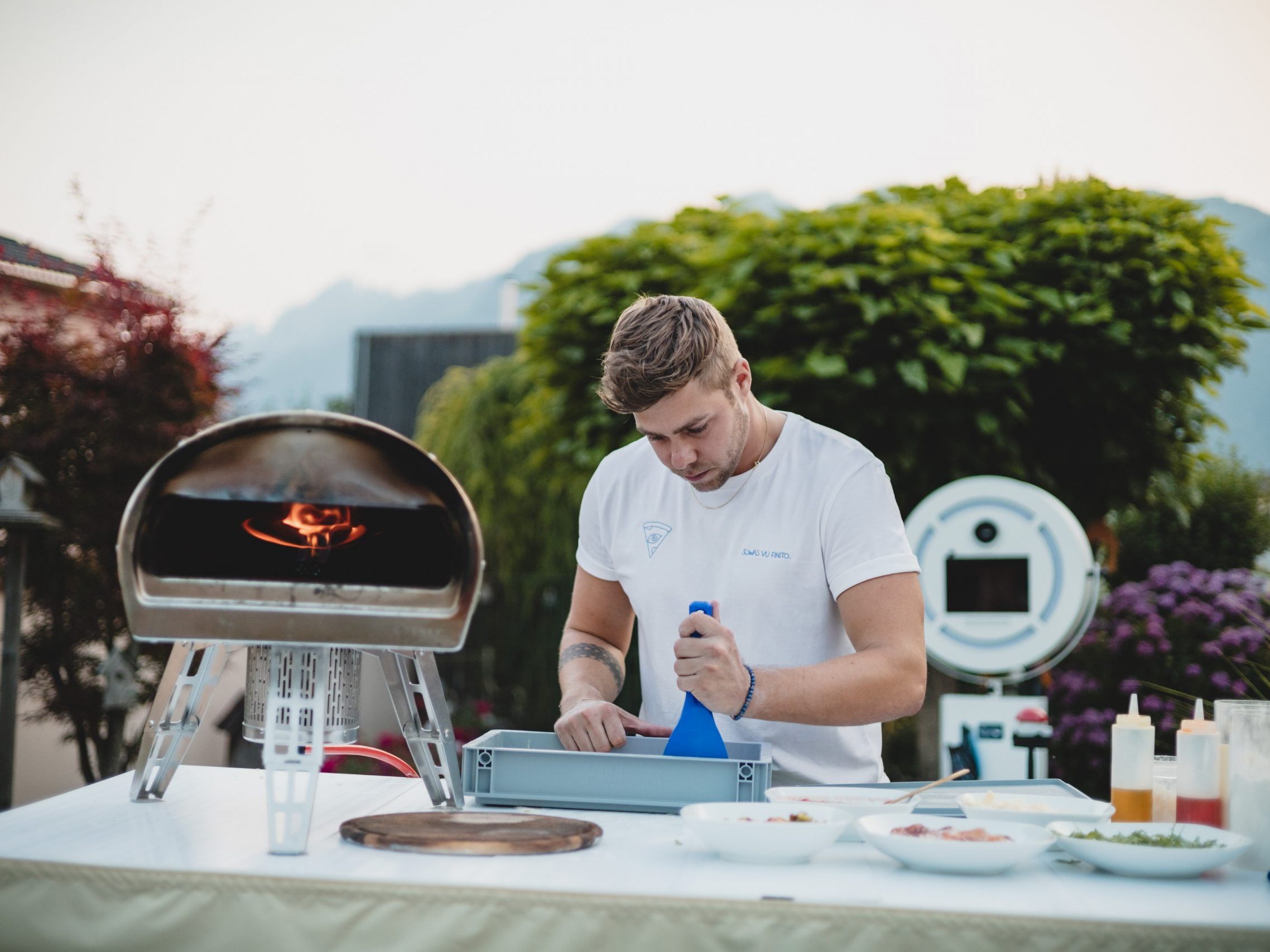 Simon Bolter, Pizza Tüte Finito „Überzeugen Sie sich selbst vom einzigartigen italienischen Geschmack und überraschen Sie Ihre Liebsten mit einer selbstgemachten Pizza.“