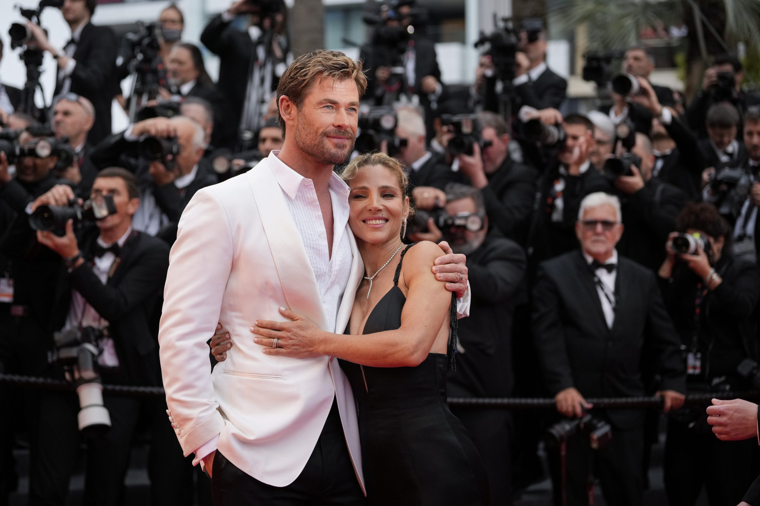 Chris Hemsworth und Elsa Pataky posieren bei der Premiere von 'Furiosa: A Mad Max Saga' beim 77. Filmfestival in Cannes, Frankreich, am 15. Mai 2024. 