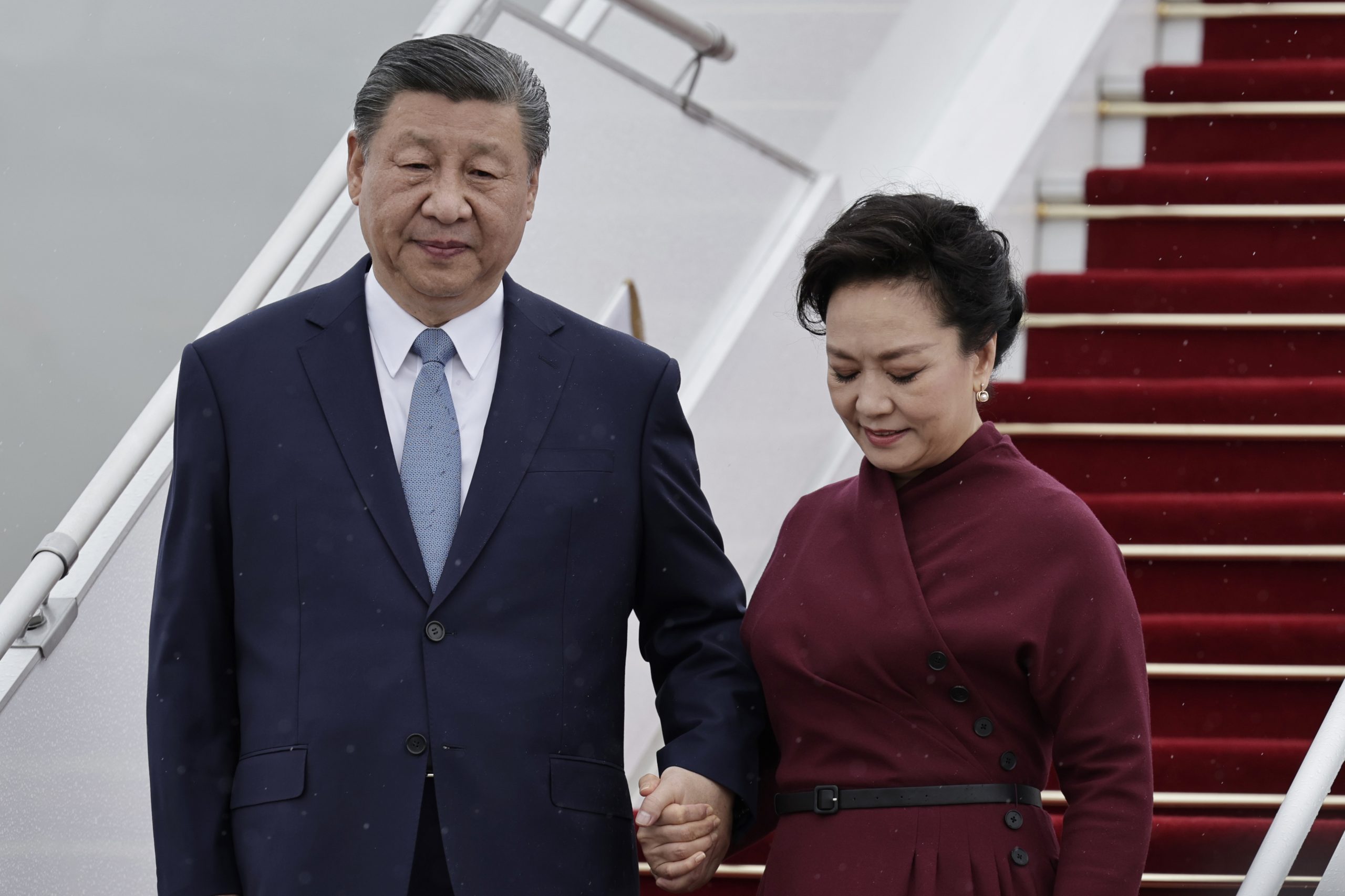 Der chinesische Präsident Xi Jinping hält die Hand seiner Frau Peng Liyuan, während sie am Sonntag, den 5. Mai 2024, am Flughafen Orly südlich von Paris aus einem Flugzeug aussteigen. 
