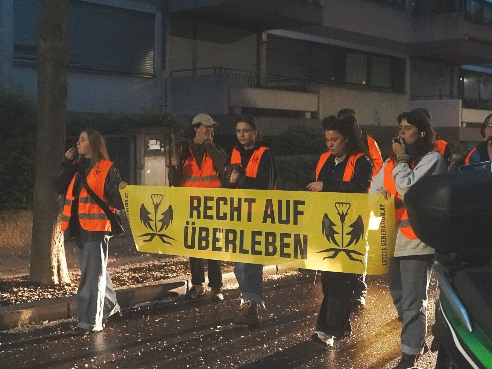 Unsanft wurden die Bewohner in Wien-Hietzing von Klimaaktivisten geweckt. Unsanft wurden die Bewohner in Wien-Hietzing von Klimaaktivisten geweckt.