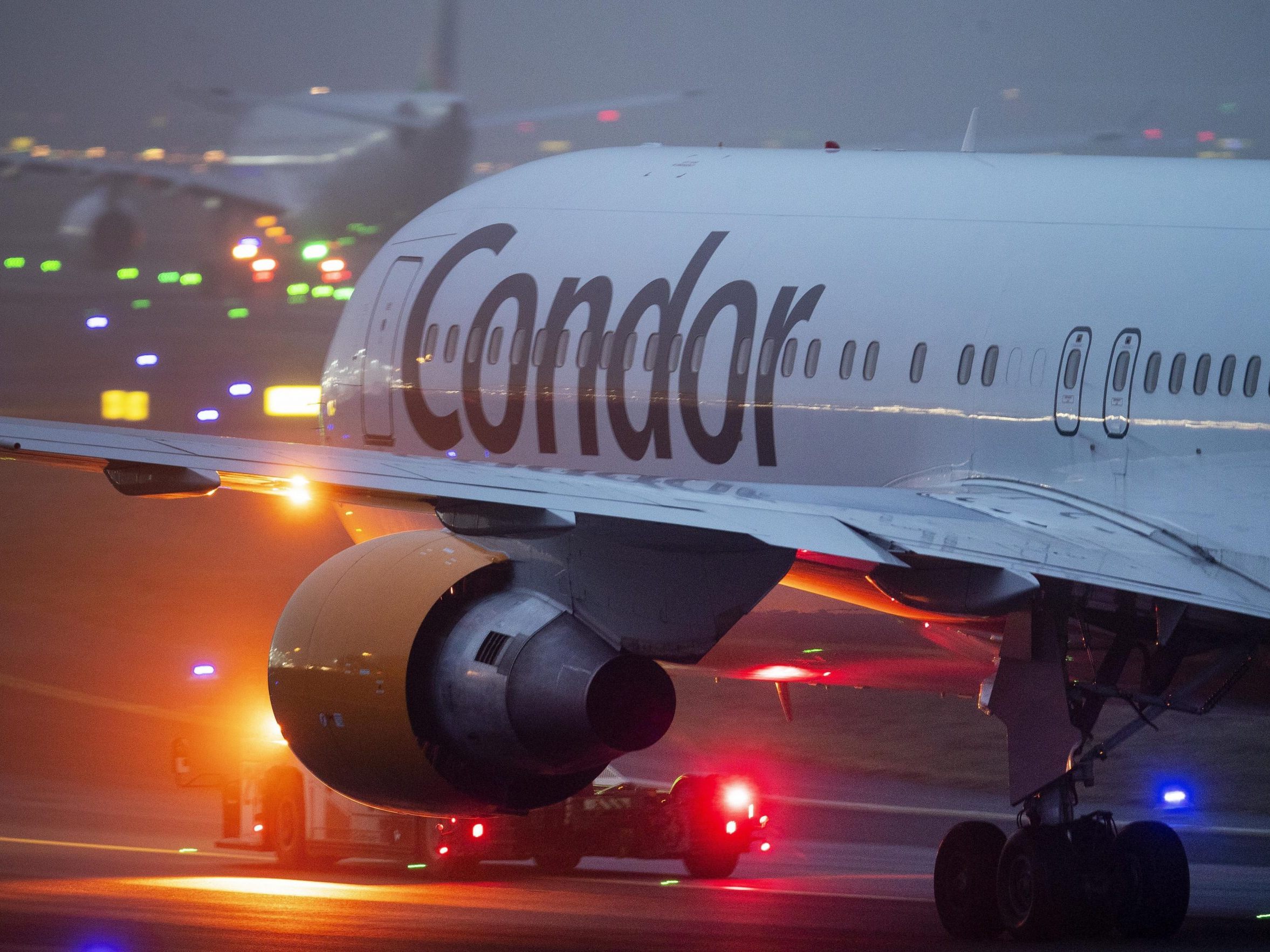 Einsatz am Flughafen in Frankfurt: Auf einem Flug von Mauritius wurde dem Großteil der Passagiere übel.