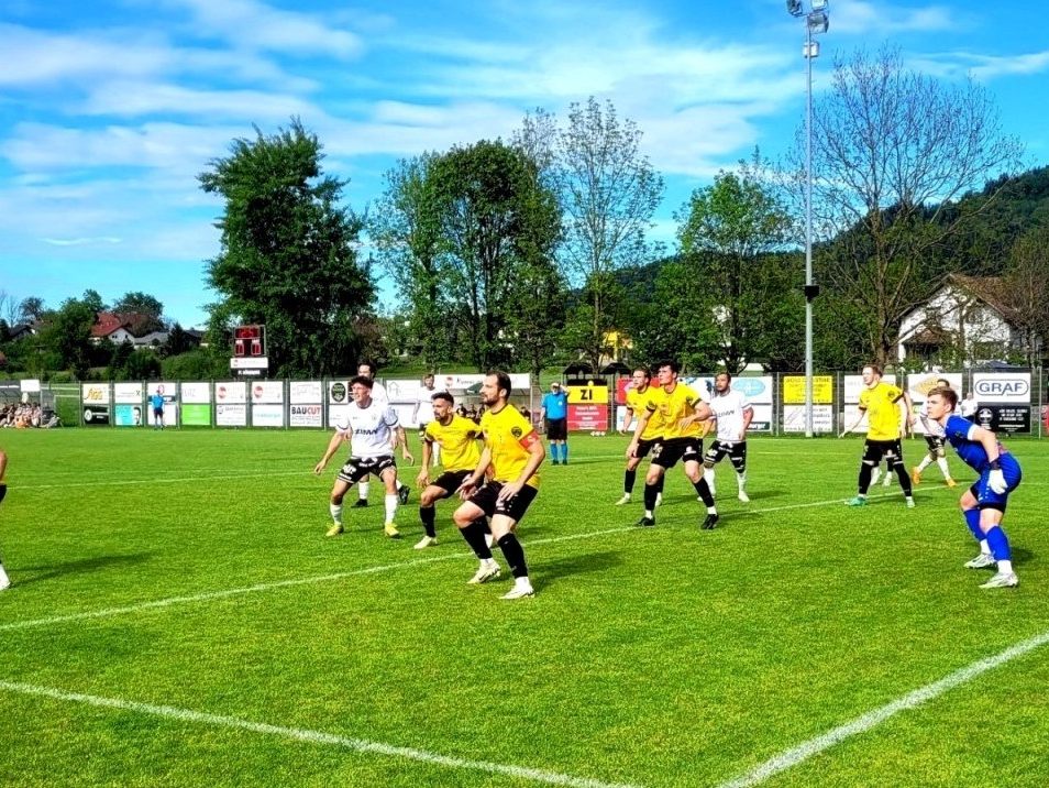 Ein volles Haus und beste Fußballstimmung: Besuchen Sie am Samstag, dem 18. Mai, das Spiel Rupp FOOD Austria FC Hörbranz gegen den SV typico Lochau. Spielbeginn auf dem Sportplatz Sandriesel ist um 17 Uhr.