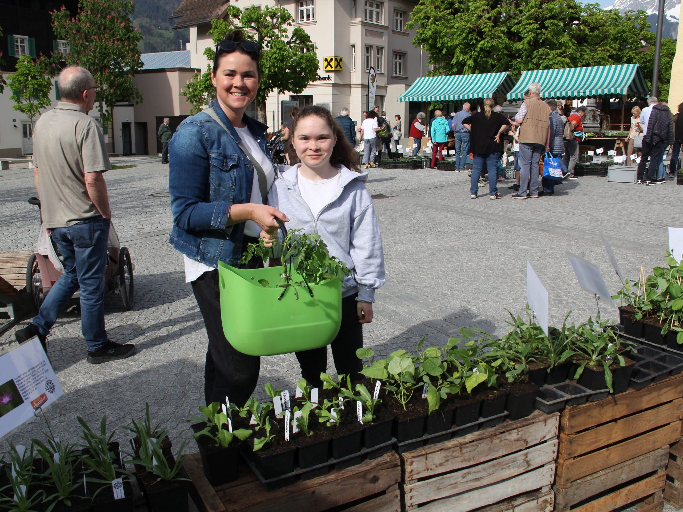 Elen Wachter und Tochter Rosa entschieden sich für junge Tomatenpflanzen. Elen Wachter und Tochter Rosa entschieden sich für junge Tomatenpflanzen.