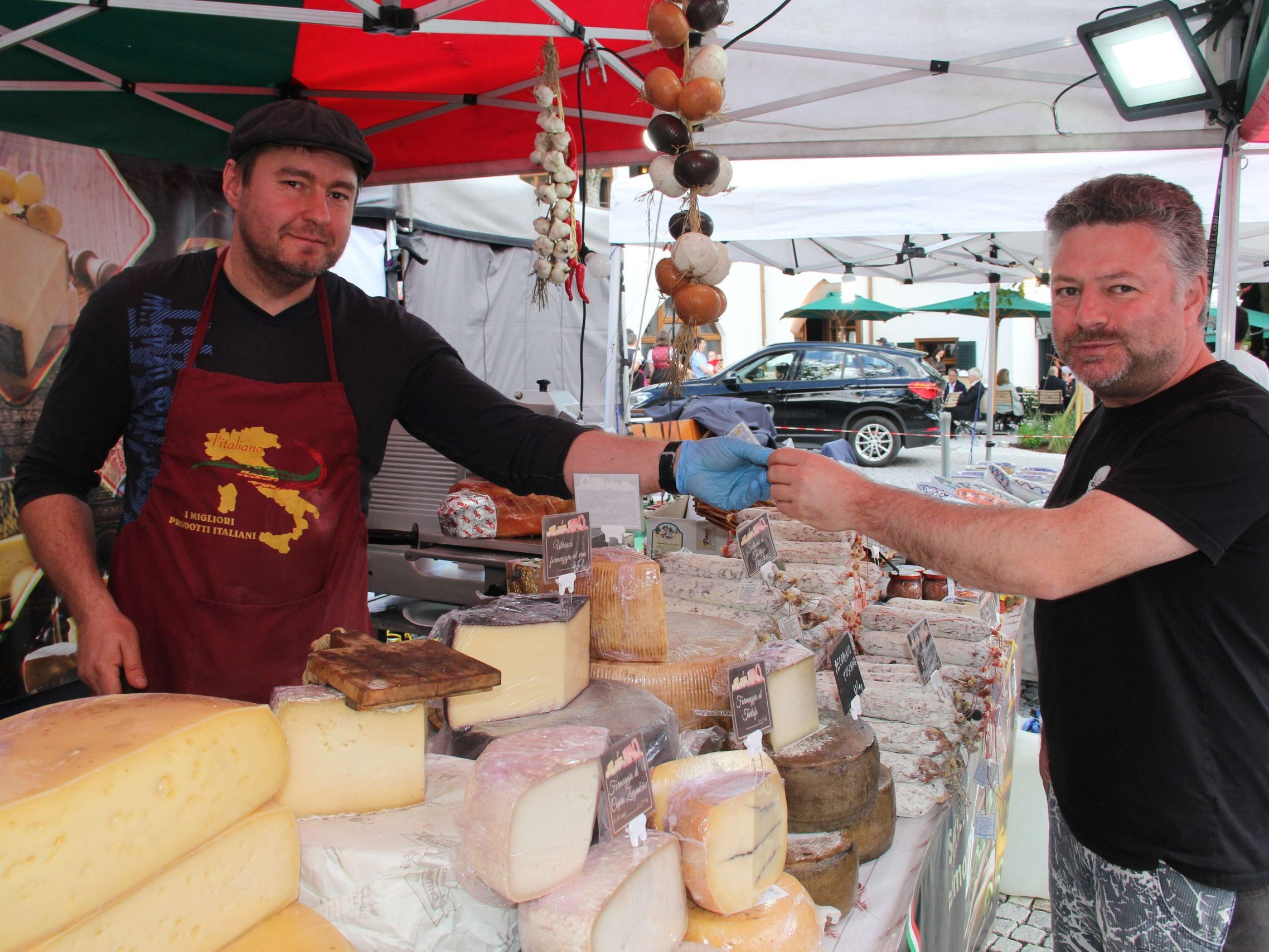 Daniel Lindner aus Bürs kaufte nach einigen Kostproben Käse. Daniel Lindner aus Bürs kaufte nach einigen Kostproben Käse.