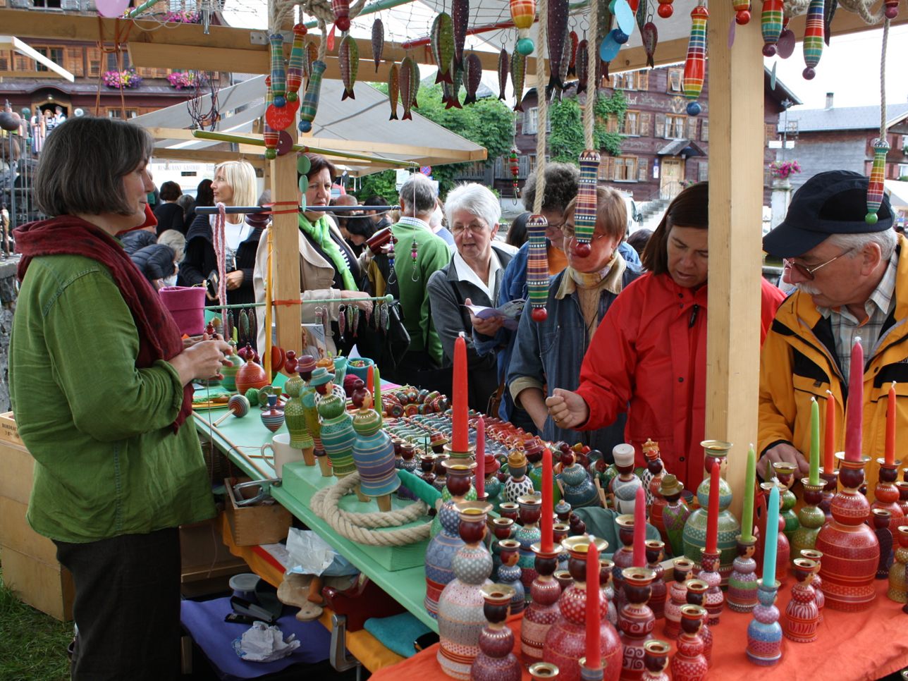 Vielfältig, individuell und bunt präsentiert sich der Kunsthandwerkermarkt in der Schwarzenberger Dorfmitte. Vielfältig, individuell und bunt präsentiert sich der Kunsthandwerkermarkt in der Schwarzenberger Dorfmitte.