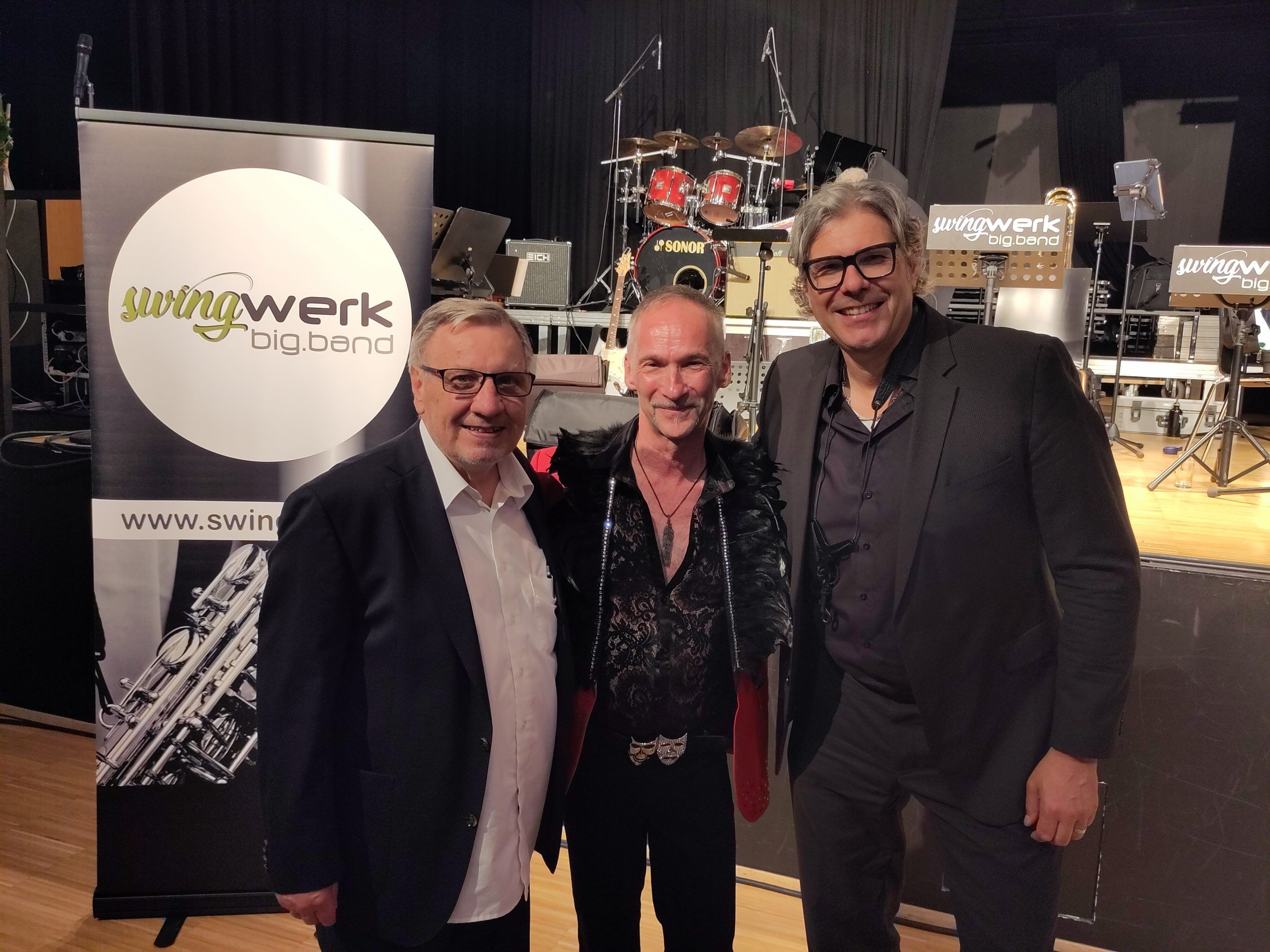 Waren happy nach der Premiere: Hansjörg Ellensohn, Sänger Peter John Farrowski und "Swingwerk"-Manager Ruedi Wagner (v. l.)