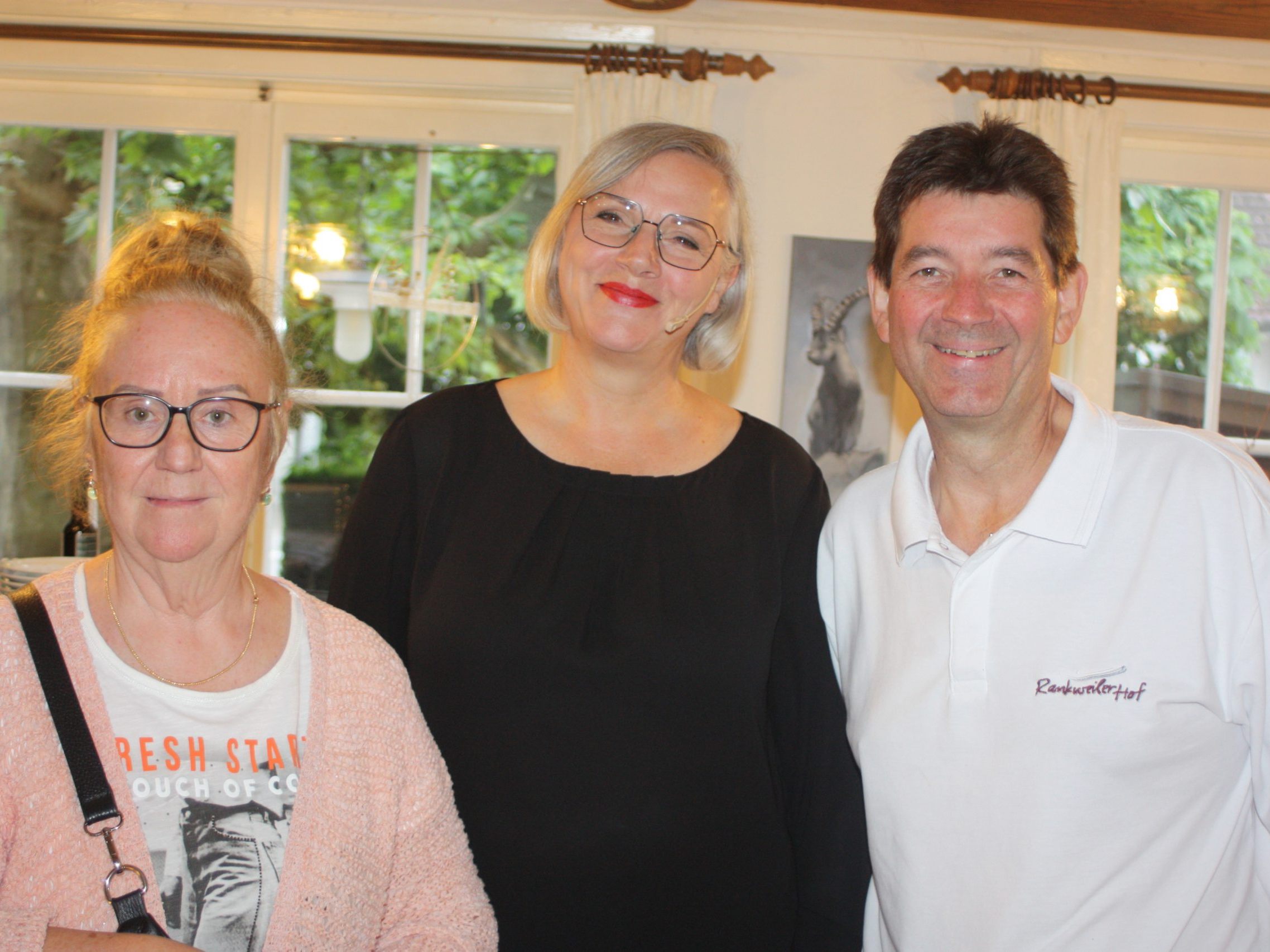 Unter dem Motto: Lachen und Essen zeigten sich Rankweiler Hof Geschäftsführer Roland Vith mit Kabarettistin Maria Neuschmid und Veronika Ess sehr zufrieden.