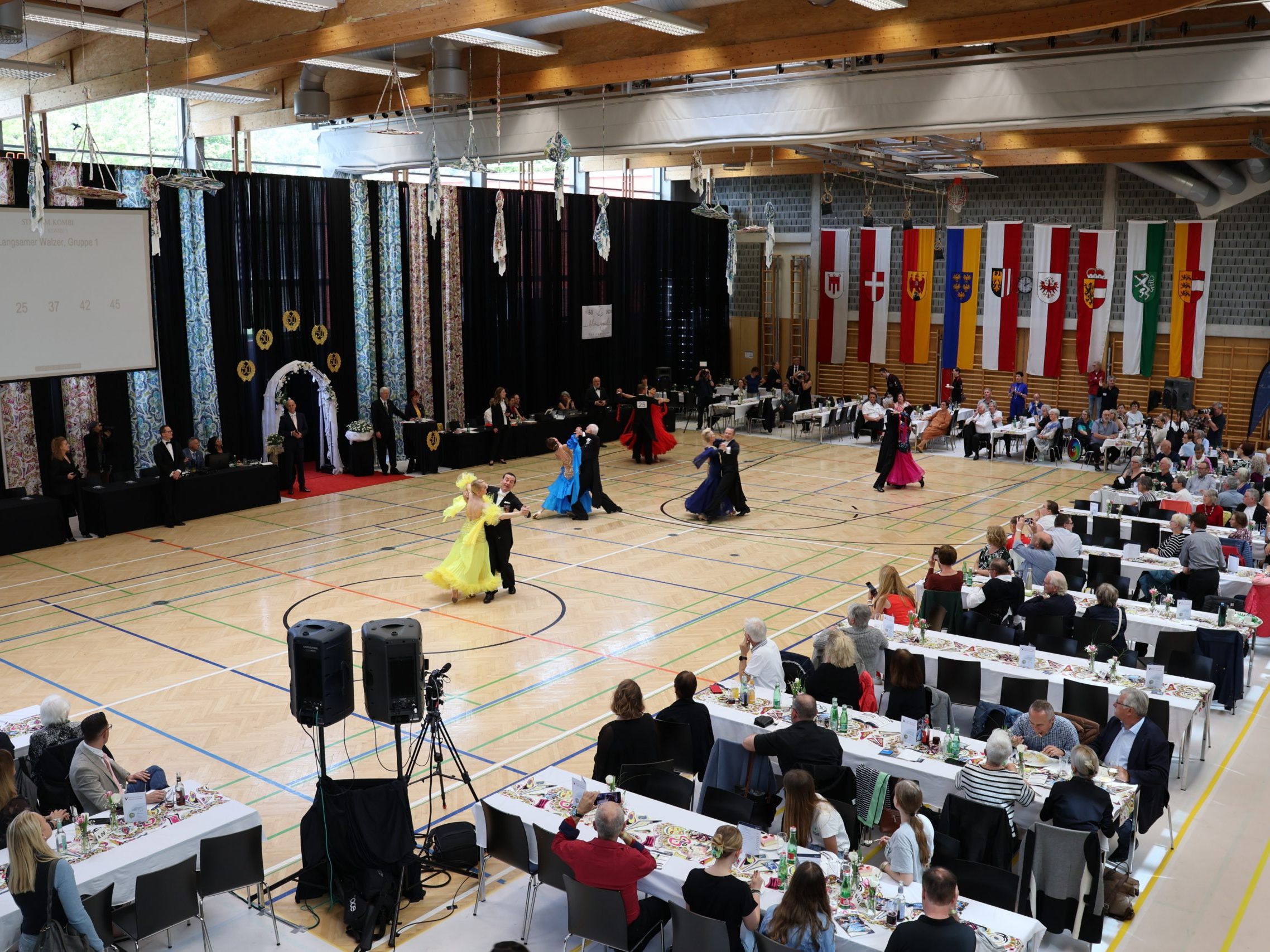 Der TSC Blau-Gold schuf die perfekte Atmosphäre in der Mittelschule