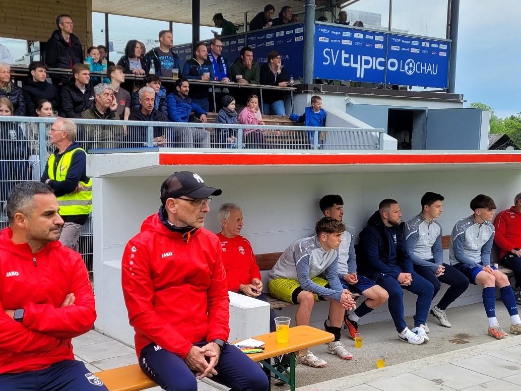 Aydin Akdeniz (TR) und Marco Bologna (CO) haben ihre Trainerverträge beim SV typico Lochau um zwei Jahre verlängert. Aydin Akdeniz (TR) und Marco Bologna (CO) haben ihre Trainerverträge beim SV typico Lochau um zwei Jahre verlängert.
