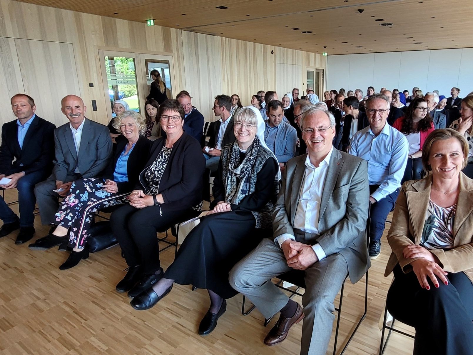 Bei der feierlichen Eröffnung am 28. Mai im großen Festsaal freuten sich Verantwortliche und Beteiligte bei Festansprachen und Segnung über ein erfolgreich realisiertes Großprojekt für Bewohner und Mitarbeiter. Bei der feierlichen Eröffnung am 28. Mai im großen Festsaal freuten sich Verantwortliche und Beteiligte bei Festansprachen und Segnung über ein erfolgreich realisiertes Großprojekt für Bewohner und Mitarbeiter.