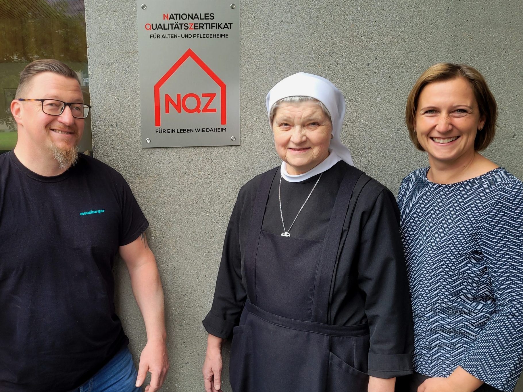 NQZ-Zertifikat für das Pflegeheim Jesuheim in Lochau: Birgit Heinzl (Verwaltung), Michael Leißing (Haustechnik), Sr. Katharina Fraissl (Hausoberin) und Judith Wucher (Heimleitung).