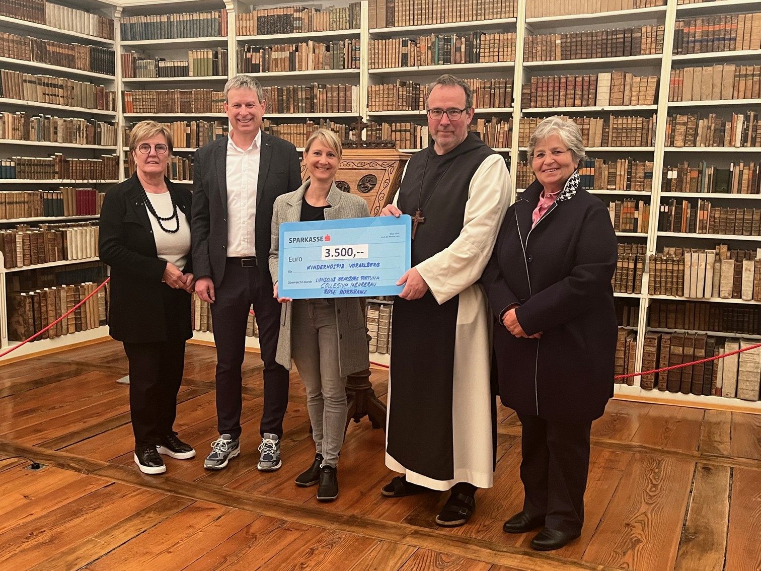 Das Bild zeigt Marie-Luise Dietrich, Mag. Christian Kusche, Abt Vinzenz Wohlwend OCist. und Andrea Helbok mit Gisela Rauscher von Hospiz für Kinder.