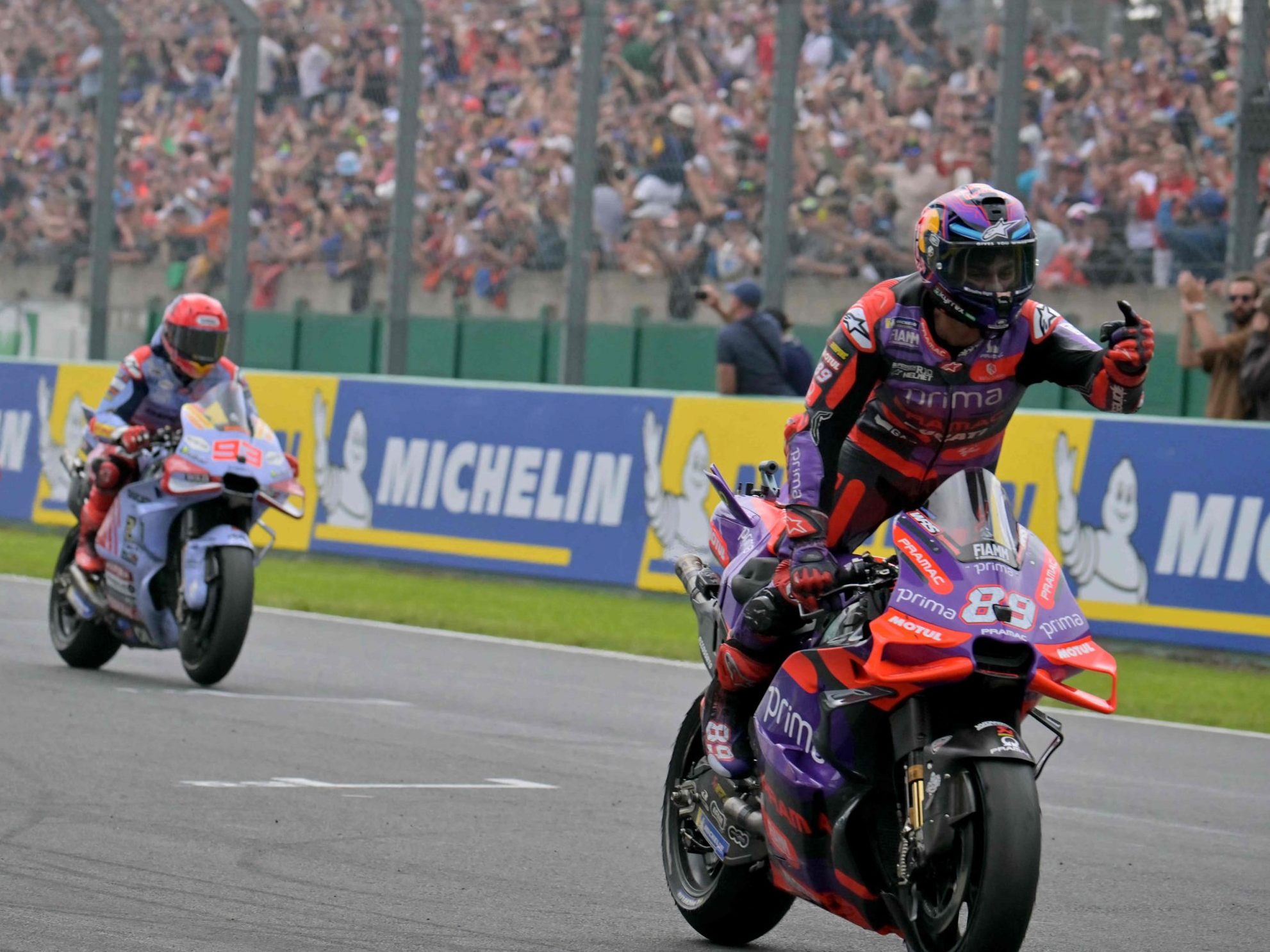 Jorge Martin jubelt über seinen MotoGP-Sieg in Le Mans. Jorge Martin jubelt über seinen MotoGP-Sieg in Le Mans.