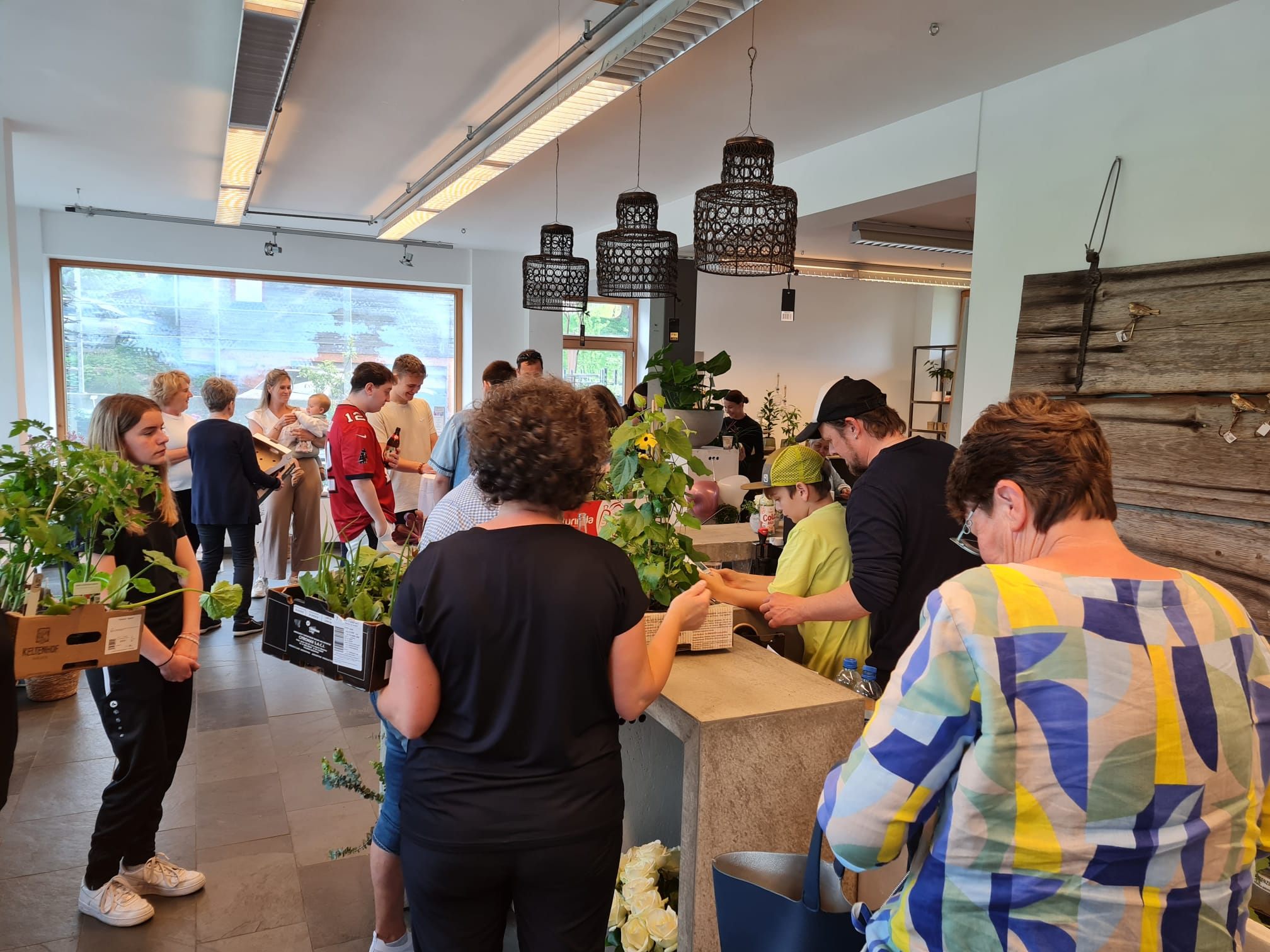 Viele BesucherInnen aus nah und fern ber der Neueröffnung Viele BesucherInnen aus nah und fern ber der Neueröffnung
