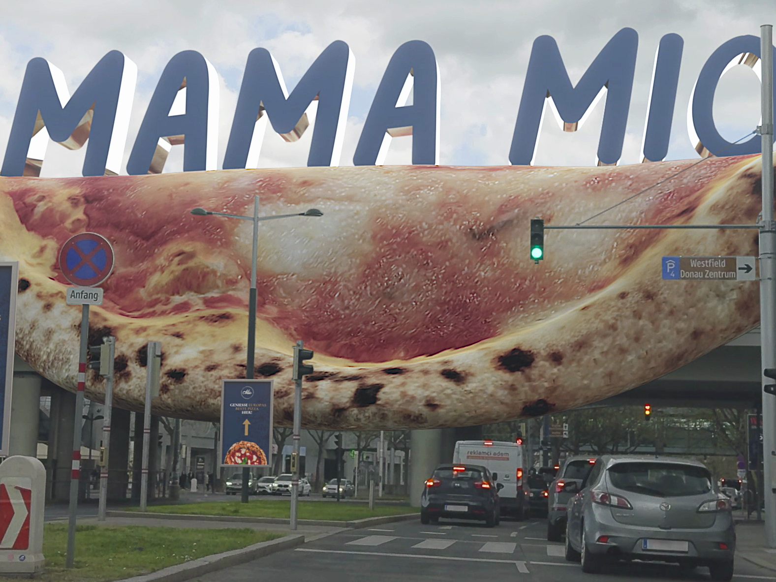 Diese Riesenpizza sorgte für Verwunderung bei den Wienern! Diese Riesenpizza sorgte für Verwunderung bei den Wienern!