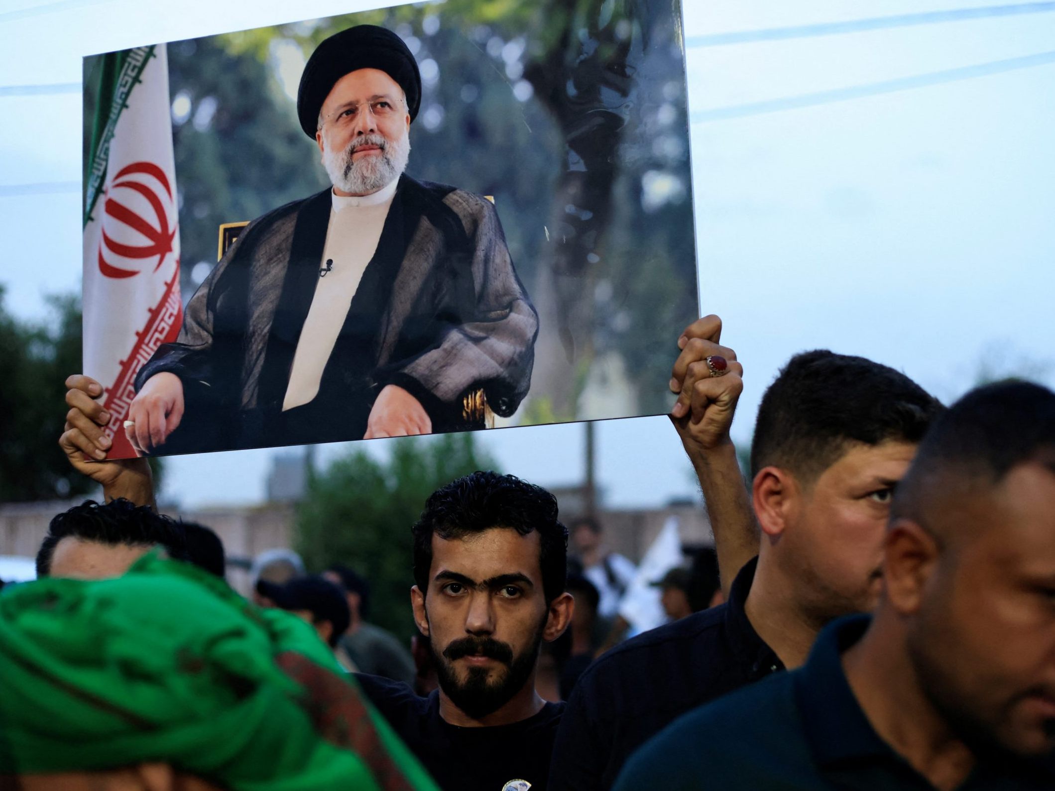 Im Iran werden nach dem Tod Raisis geheime Partys veranstaltet, während die Propaganda das Straßenbild dominiert. Im Iran werden nach dem Tod Raisis geheime Partys veranstaltet, während die Propaganda das Straßenbild dominiert.