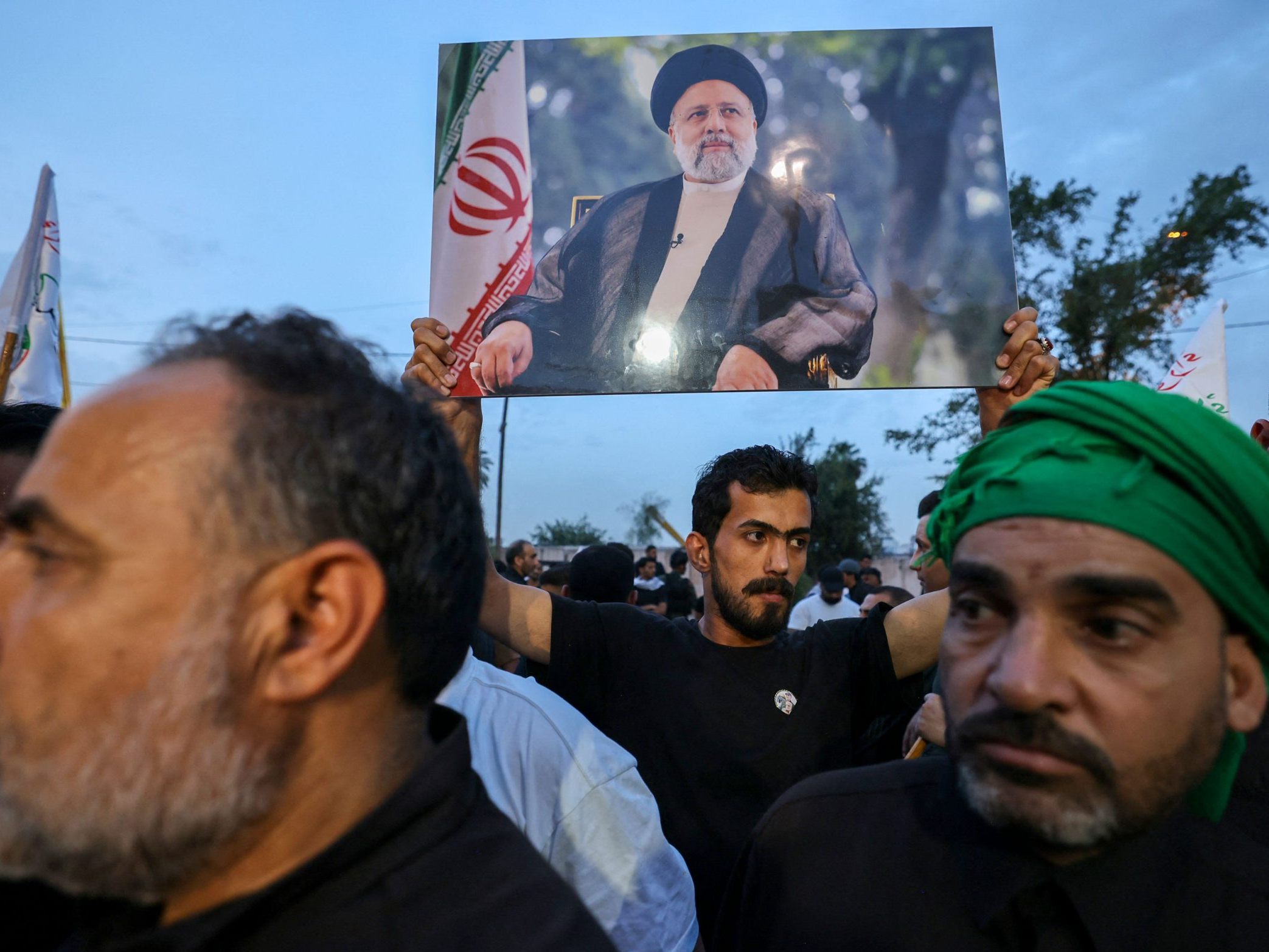 Tausende Iraner gehen nach dem Tod von Raisi auf die Straßen. Tausende Iraner gehen nach dem Tod von Raisi auf die Straßen.