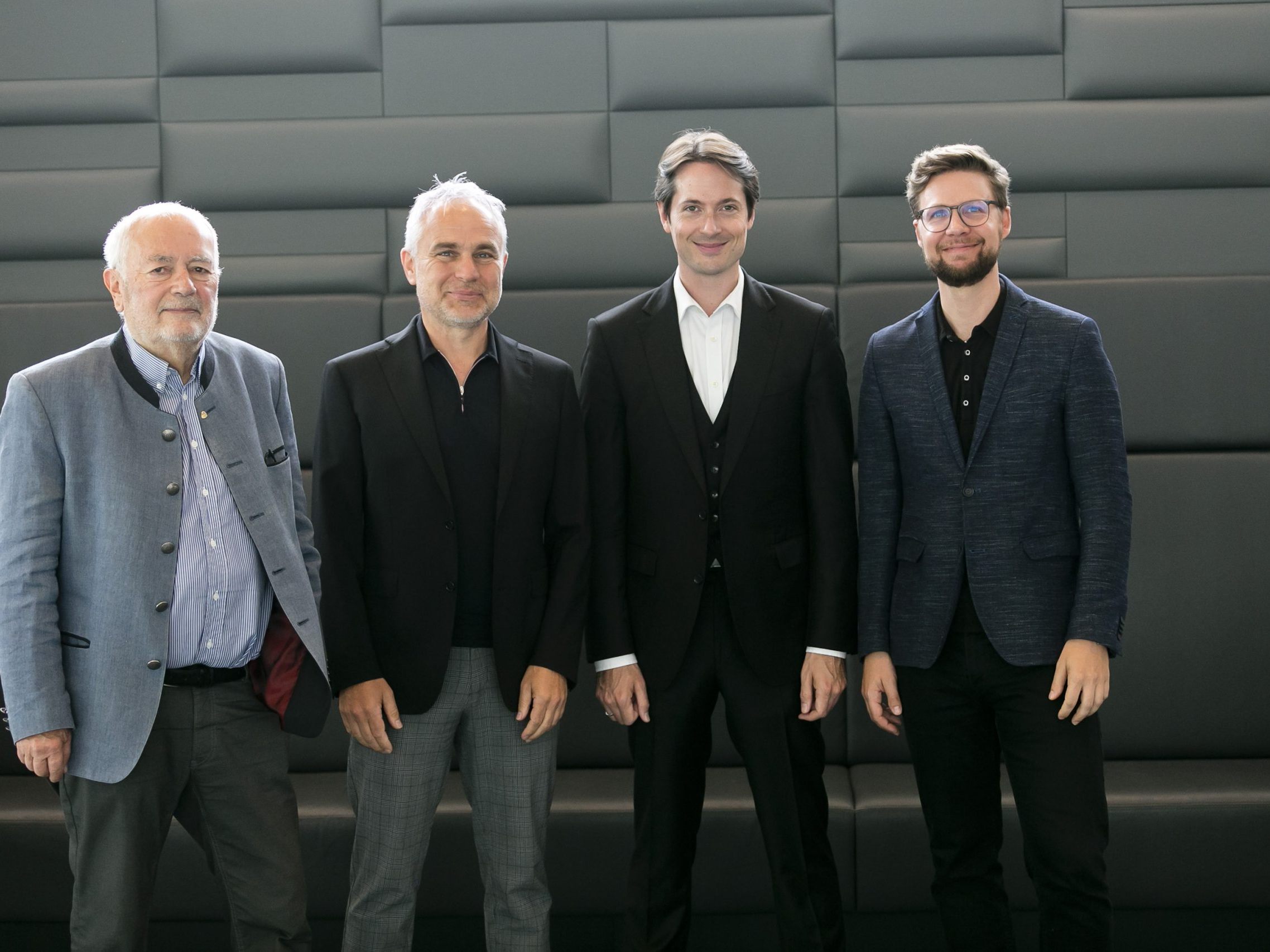 Das Programm präsentierten im Casino Bregenz (von links nach rechts) SOV-Vizepräsident und Moderator Dr. Wolfgang Burtscher, Präsident Manfred Schnetzer, Chefdirigent Leo McFall und Geschäftsführer Sebastian Hazod.