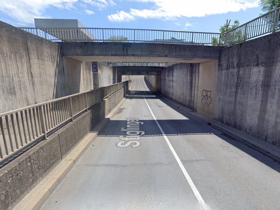 Die Bahnbrücke wurde beschädigt. (Symbolbild)
