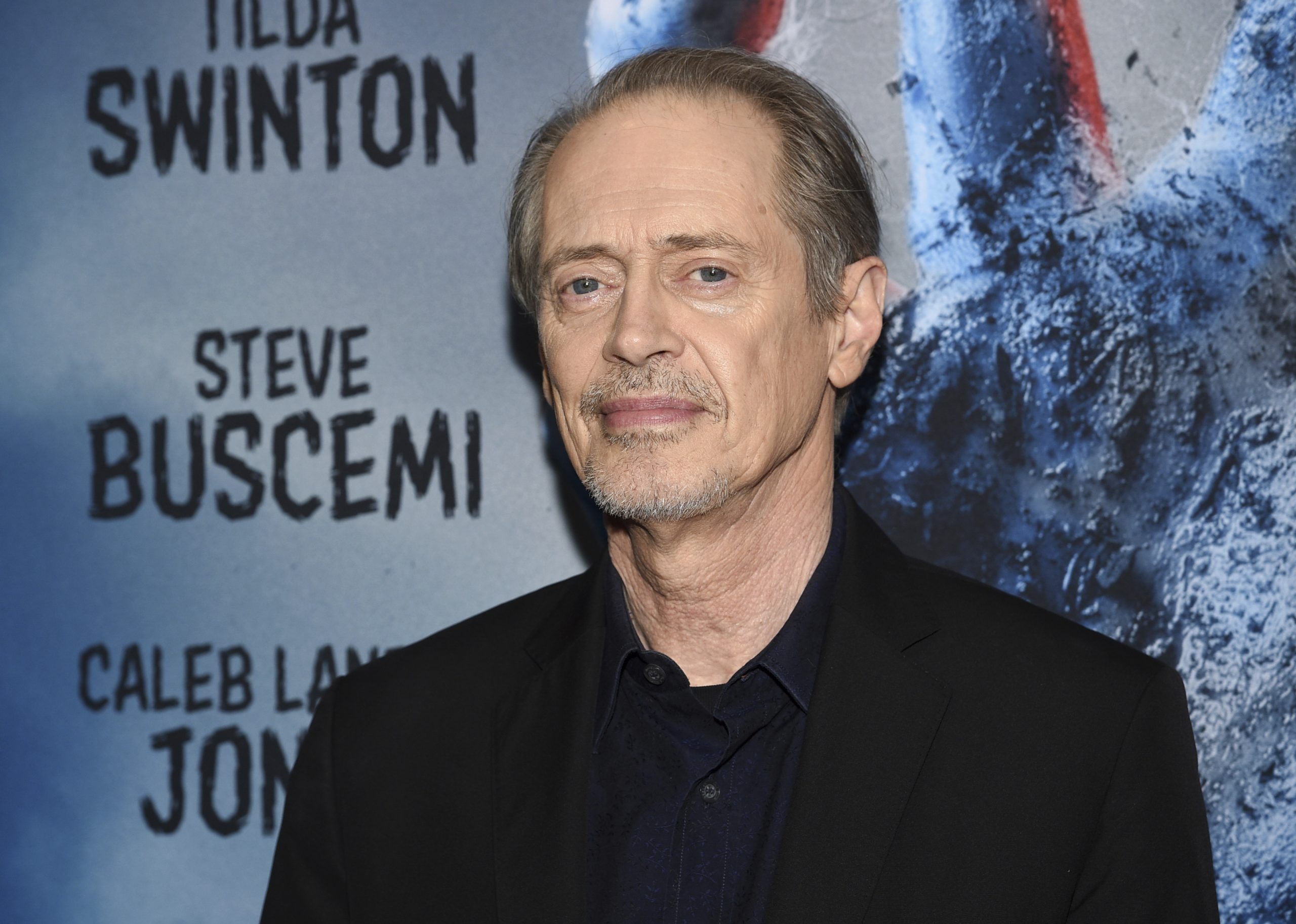 Buscemi wurde laut Polizei und seinem Sprecher am Mittwoch, den 8. Mai 2024, von einem zufälligen Angreifer auf einer Straße in New York City ins Gesicht geschlagen.   Buscemi wurde laut Polizei und seinem Sprecher am Mittwoch, den 8. Mai 2024, von einem zufälligen Angreifer auf einer Straße in New York City ins Gesicht geschlagen.