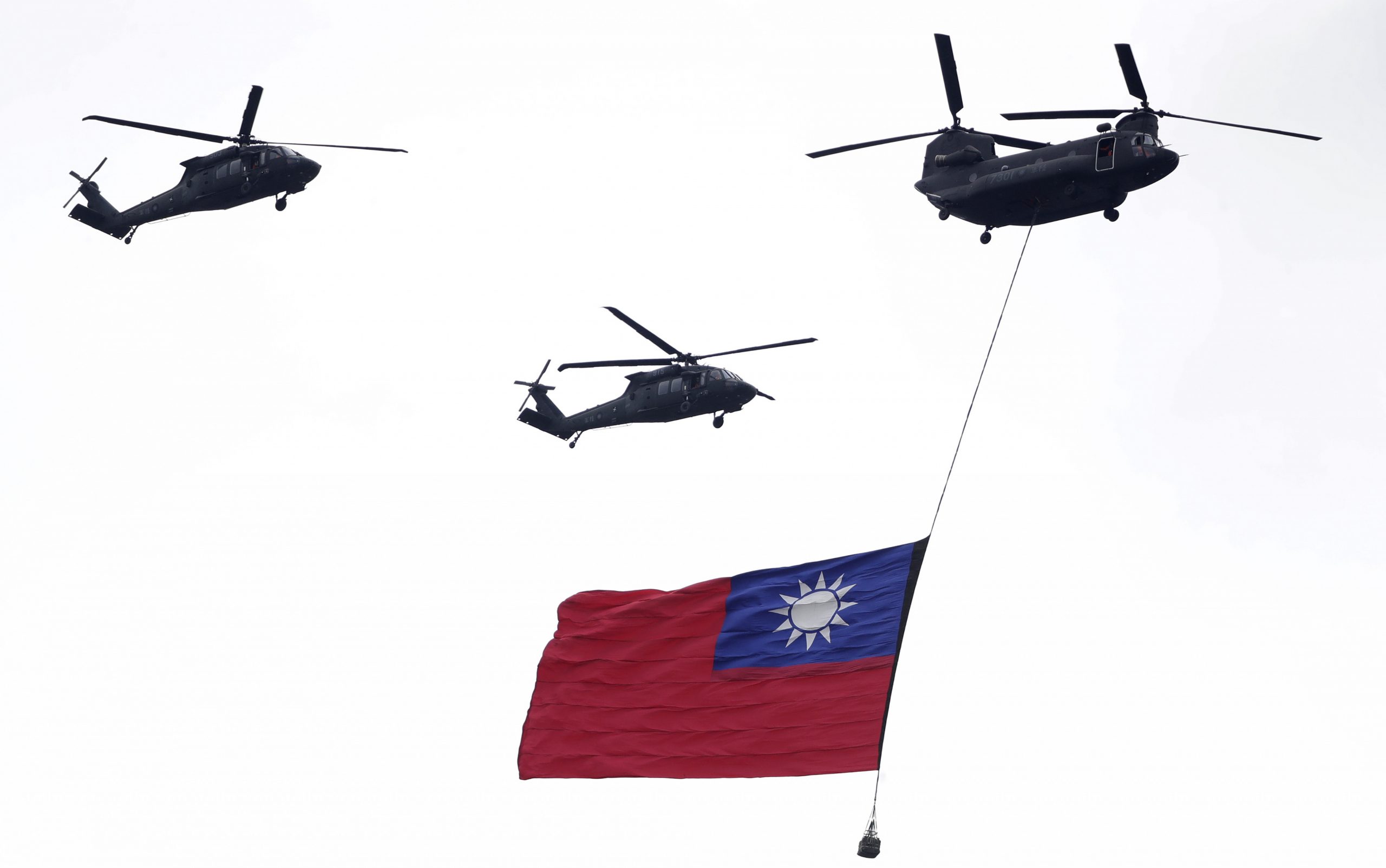 Hubschrauber fliegen mit der taiwanesischen Nationalflagge während einer Einweihungsfeier für Taiwans Präsident Lai Ching-te in Taipeh, Taiwan, am 20. Mai 2024. Hubschrauber fliegen mit der taiwanesischen Nationalflagge während einer Einweihungsfeier für Taiwans Präsident Lai Ching-te in Taipeh, Taiwan, am 20. Mai 2024.