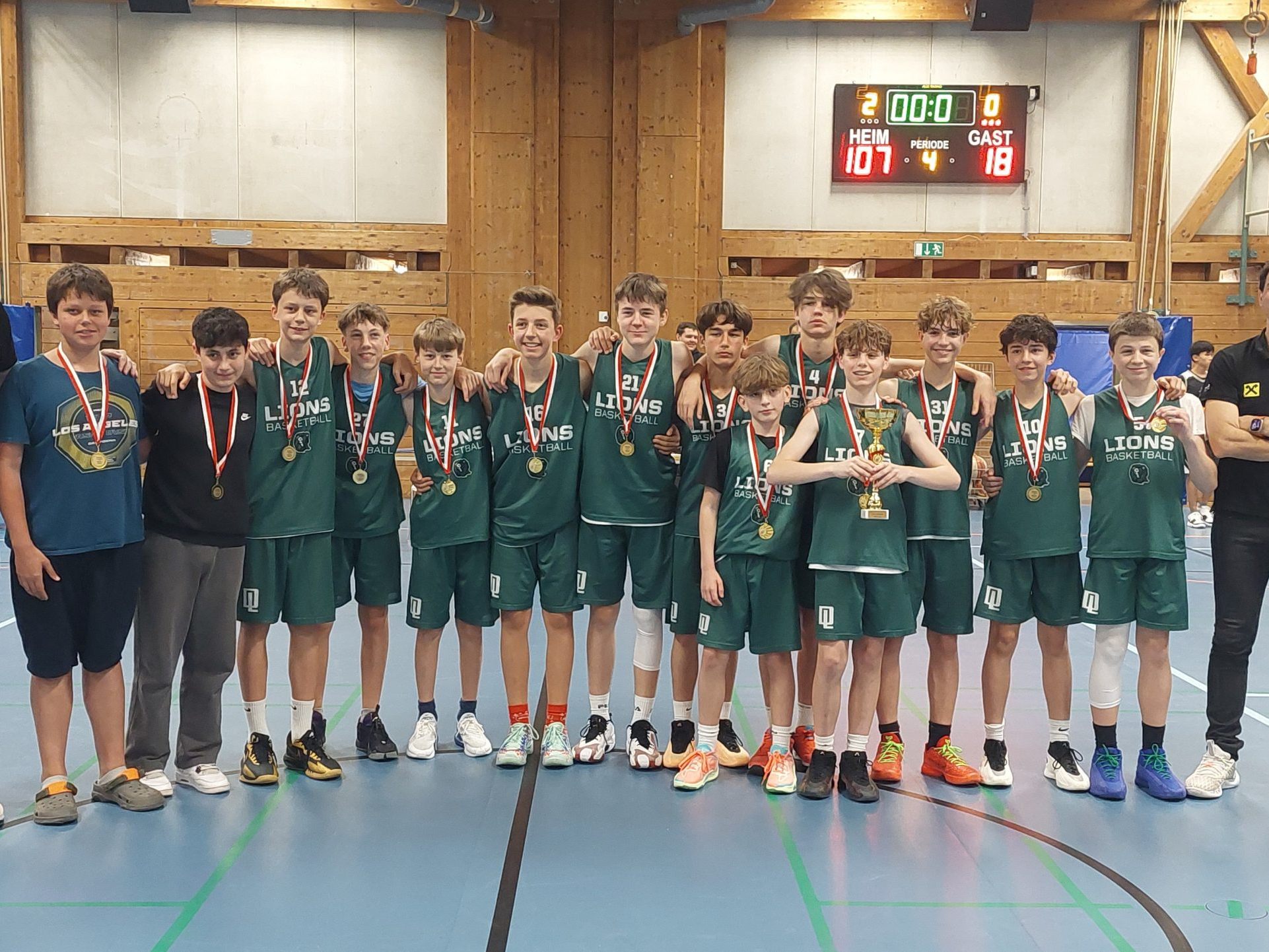 Die Nachwuchs-Lions der U14 jubelten kürzlich über ihren Landesmeistertitel. Die Nachwuchs-Lions der U14 jubelten kürzlich über ihren Landesmeistertitel.