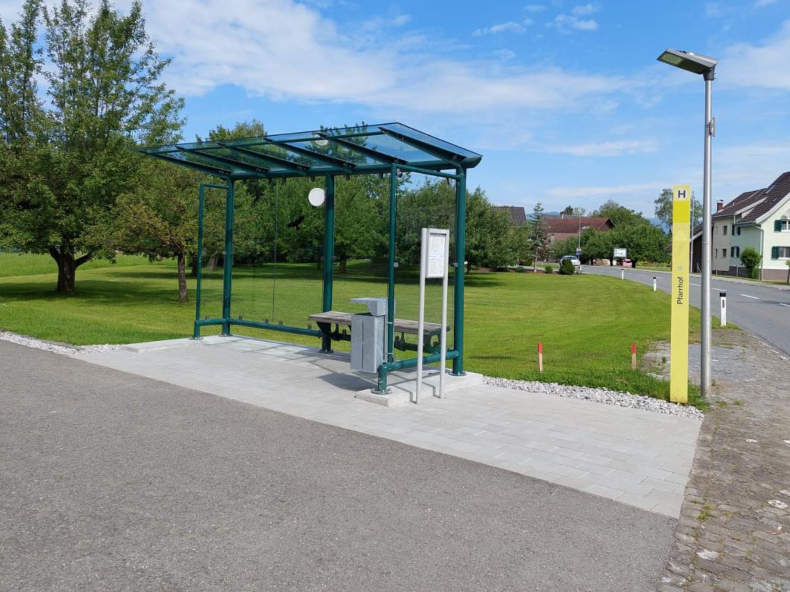 Buswartehäuschen beim Pfarrhof Meiningen.