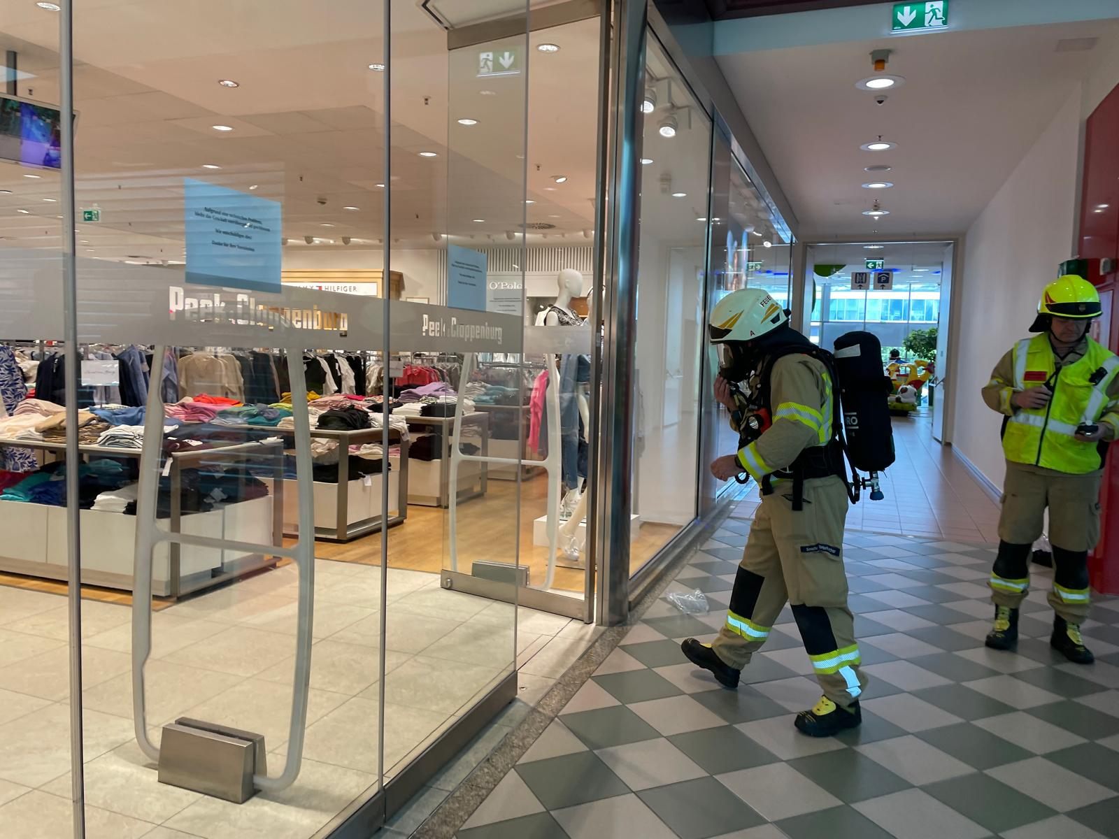 Großeinsatz im Messepark - Einkaufszentrum wird evakuiert. Großeinsatz im Messepark - Einkaufszentrum wird evakuiert.