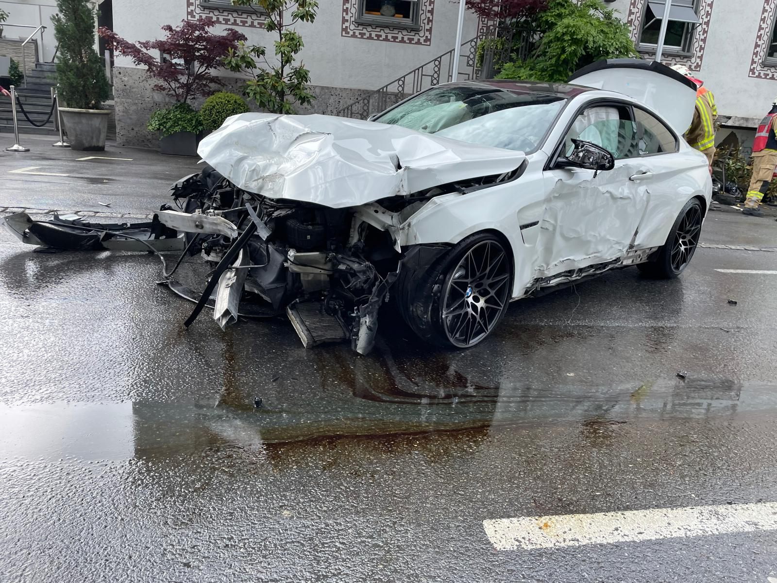 Der BMW wurde bei dem Unfall stark beschädigt.