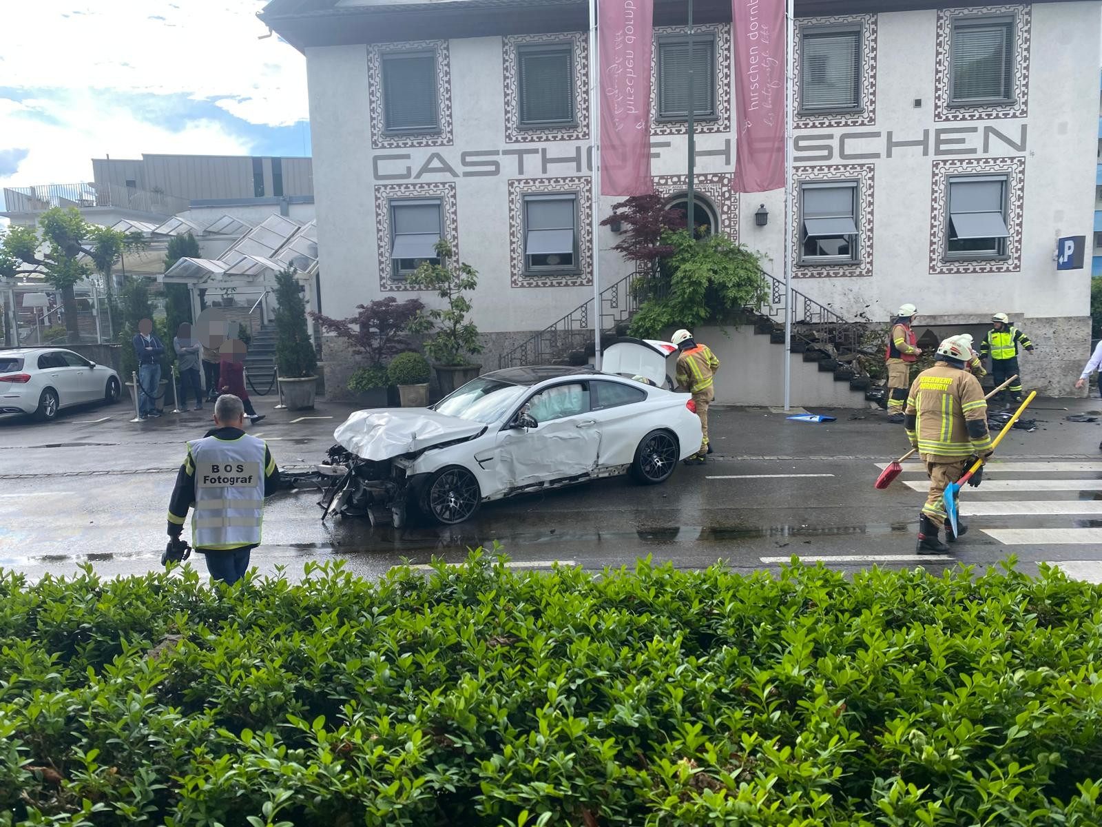 Der BMW wurde total beschädigt.