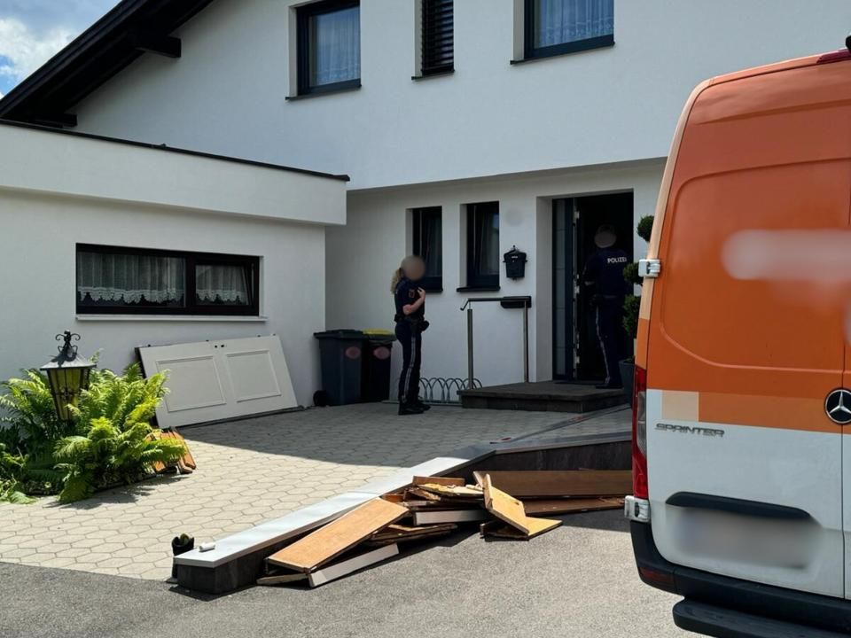 Zwei Bauarbeiter wurden mit einem Messer angegriffen.