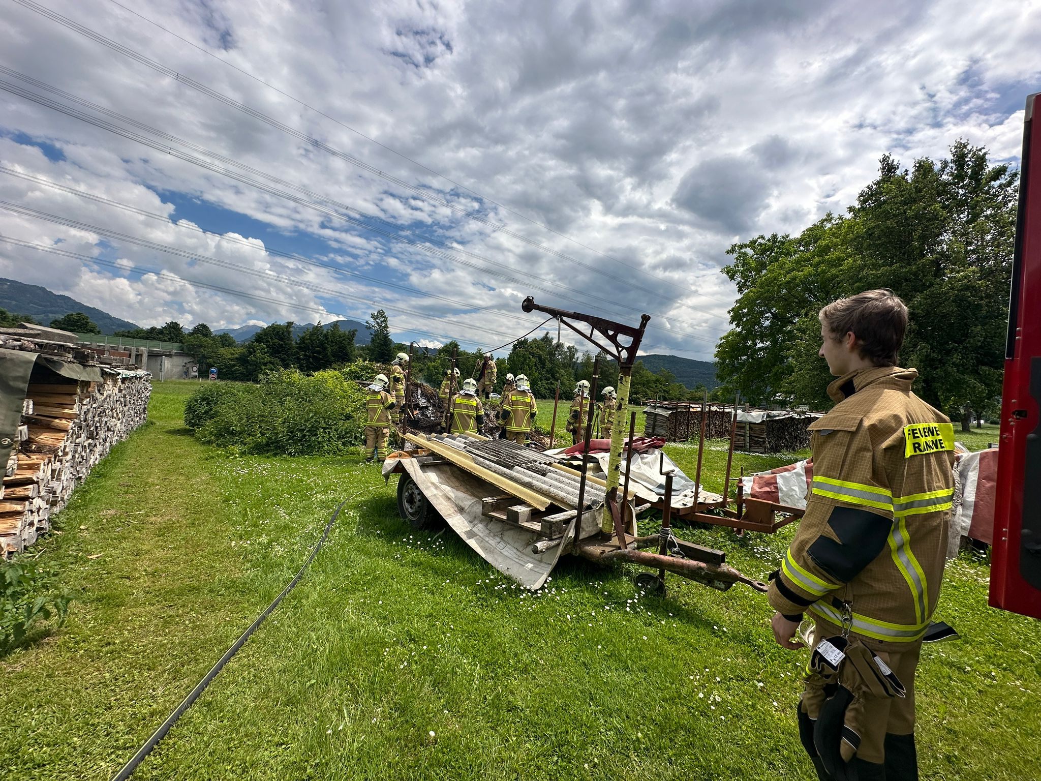 Holzhaufen geriet in Brand.