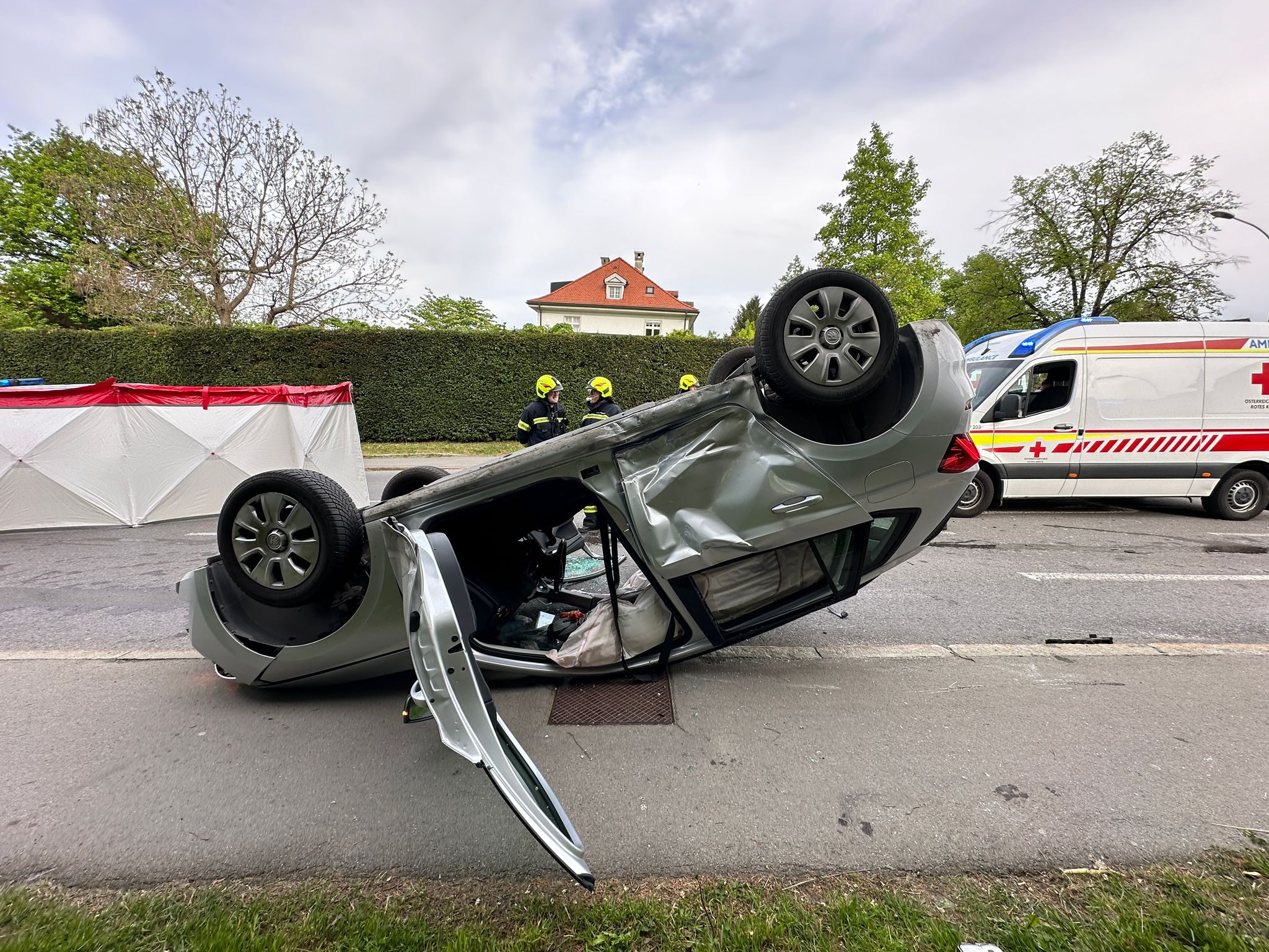 Das Auto überschlug sich im Kreuzungsbereich.