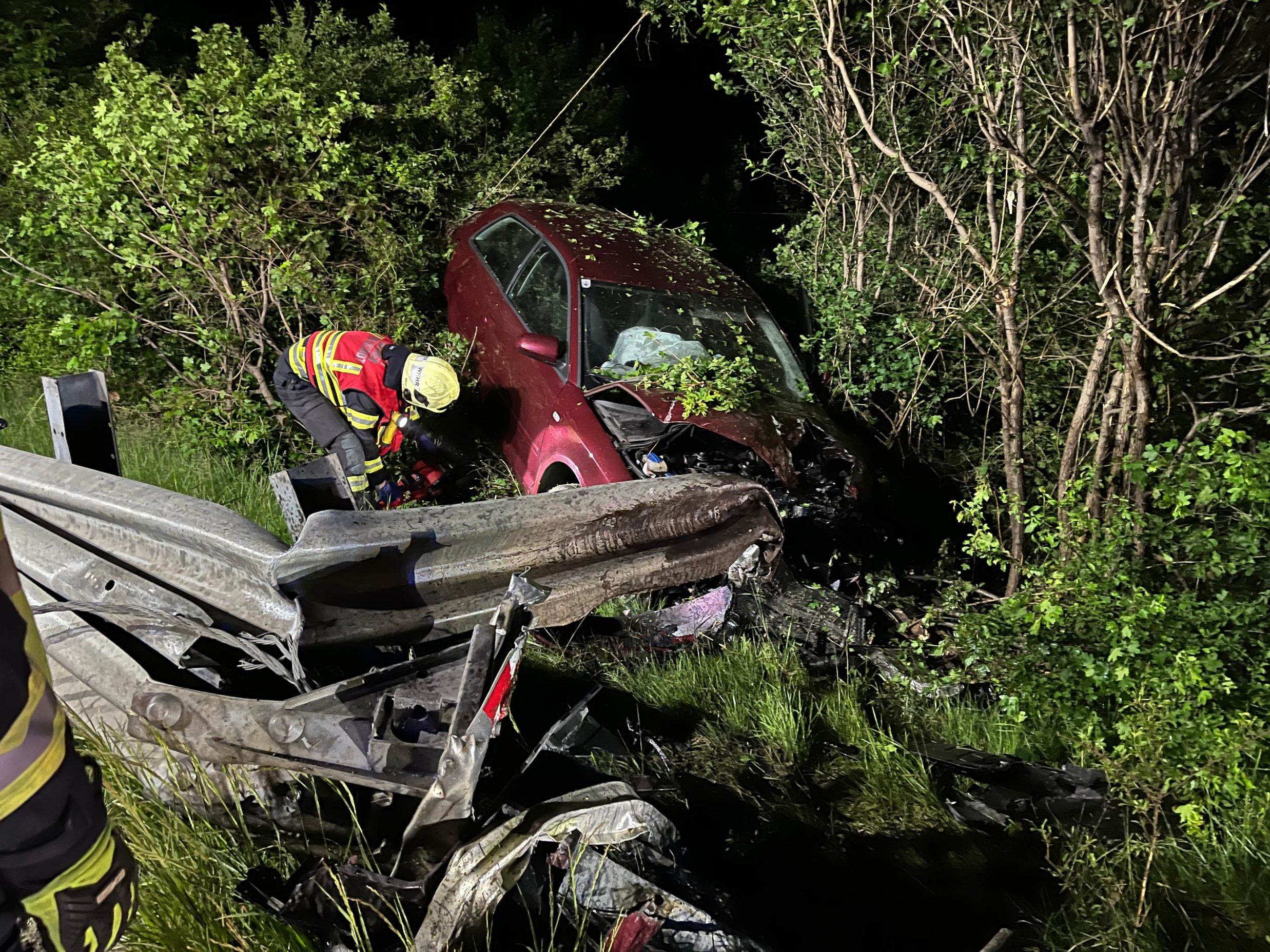 Das Fahrzeug landete im Graben auf der A2. Das Fahrzeug landete im Graben auf der A2.