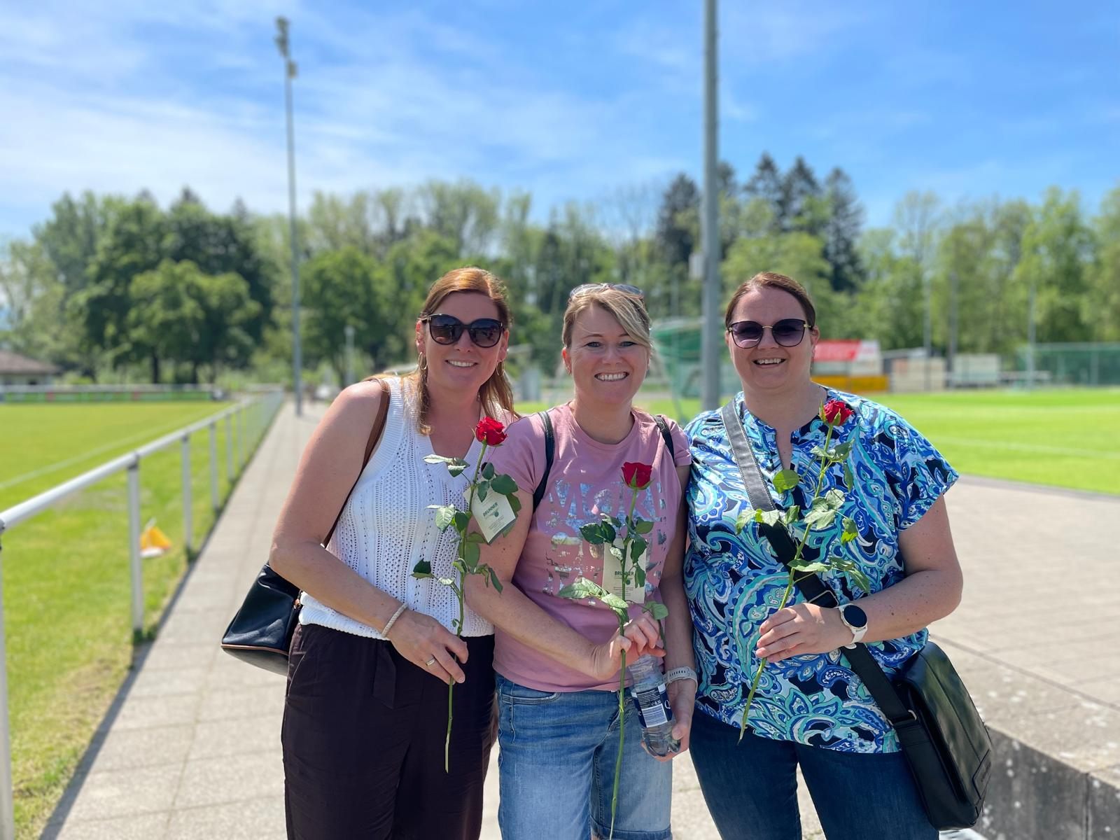 Als Dank für ihre Unterstützung gab es Rosen für die Höchster Mamas.