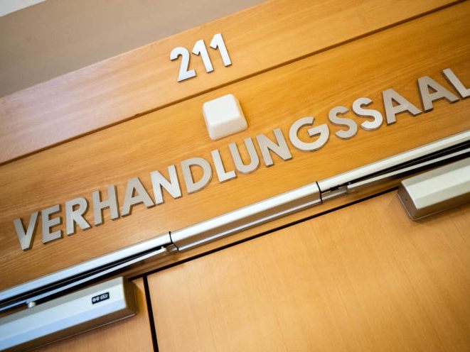 Der Prozess gegen eine Teenie-Schutzgeld-Erpresser-Bande startet. Der Prozess gegen eine Teenie-Schutzgeld-Erpresser-Bande startet.